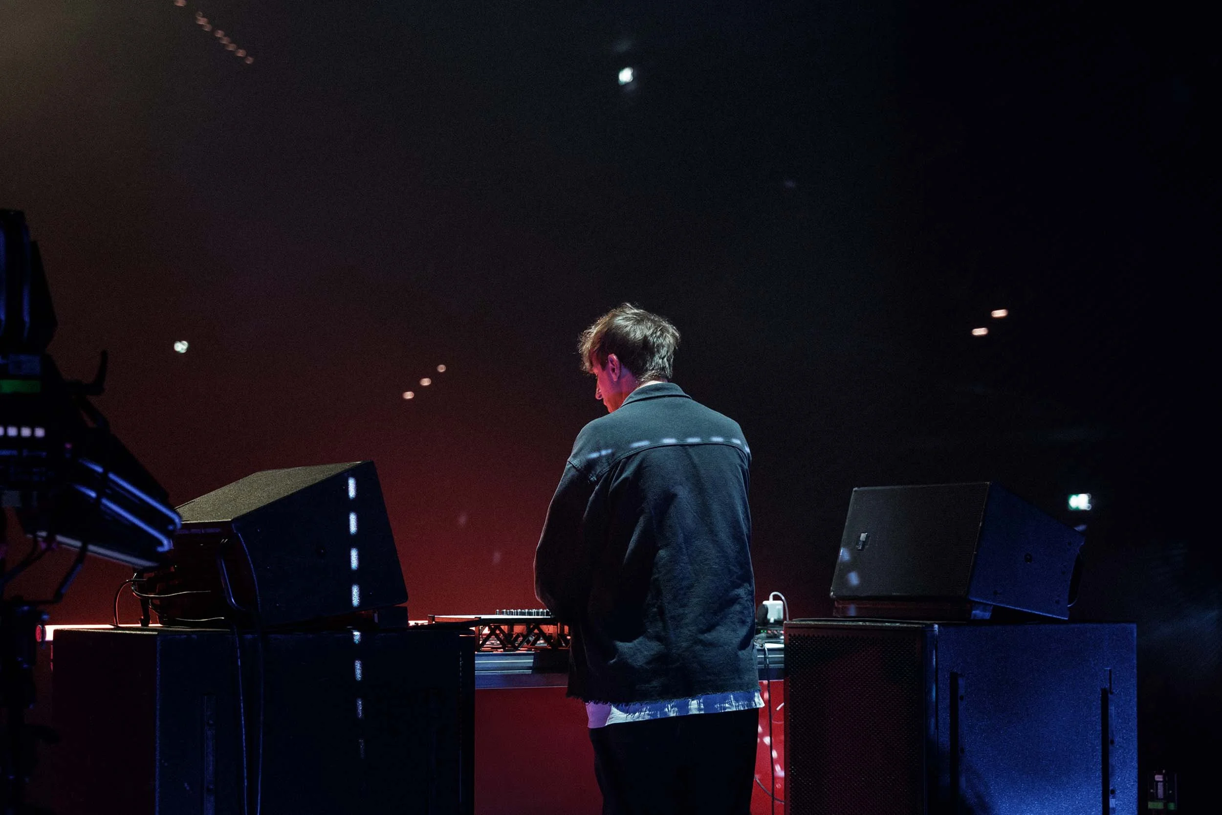 Christian Löffler bei Live-Auftritt in München auf Bühne mit Lichtstimmung
