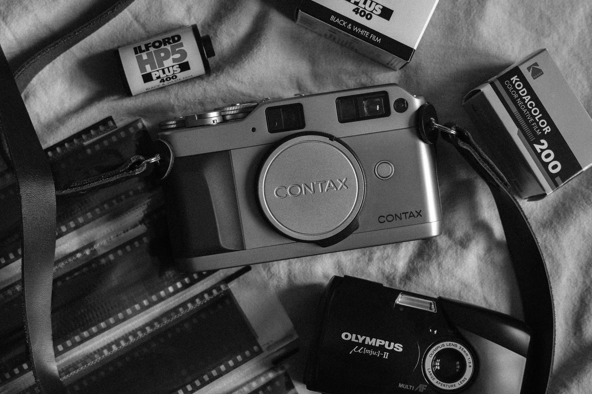 Analoge Fotografie mit Kamera, Filmrollen und Negativen – Studio Louen