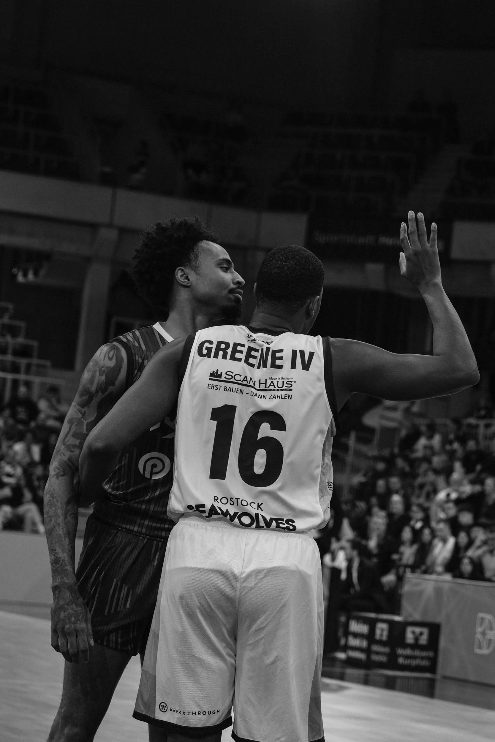 Basketballspieler Reed Jr. der MLP Academics Heidelberg im Zweikampf während Spiel in Heidelberg