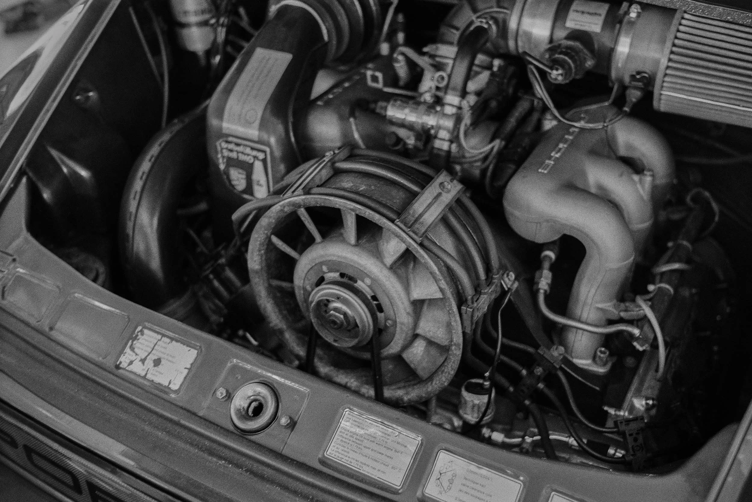Luftgekühlter Boxermotor eines klassischen Porsche.
