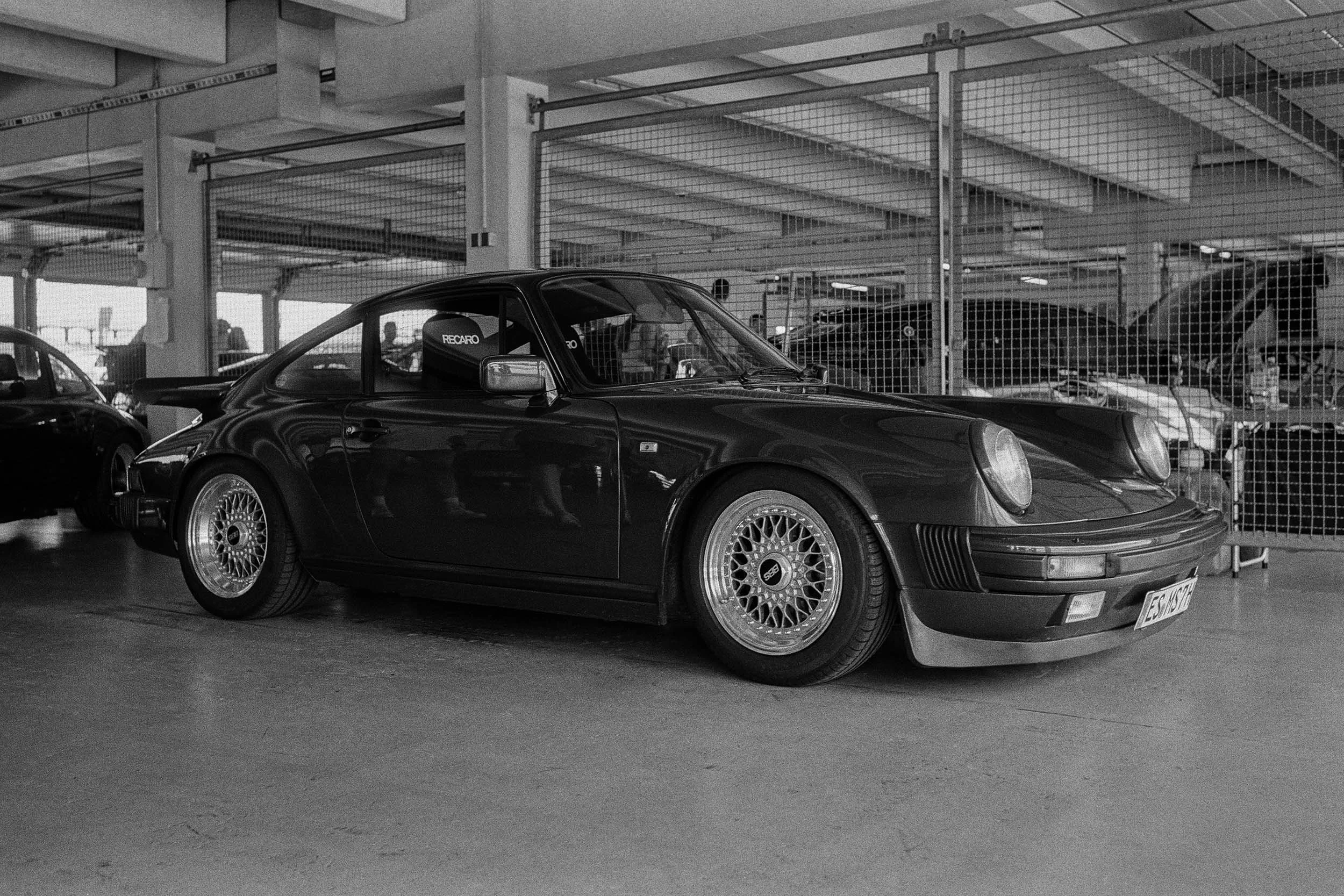 Porsche 911 im Parkhaus des Fahrerlagers.