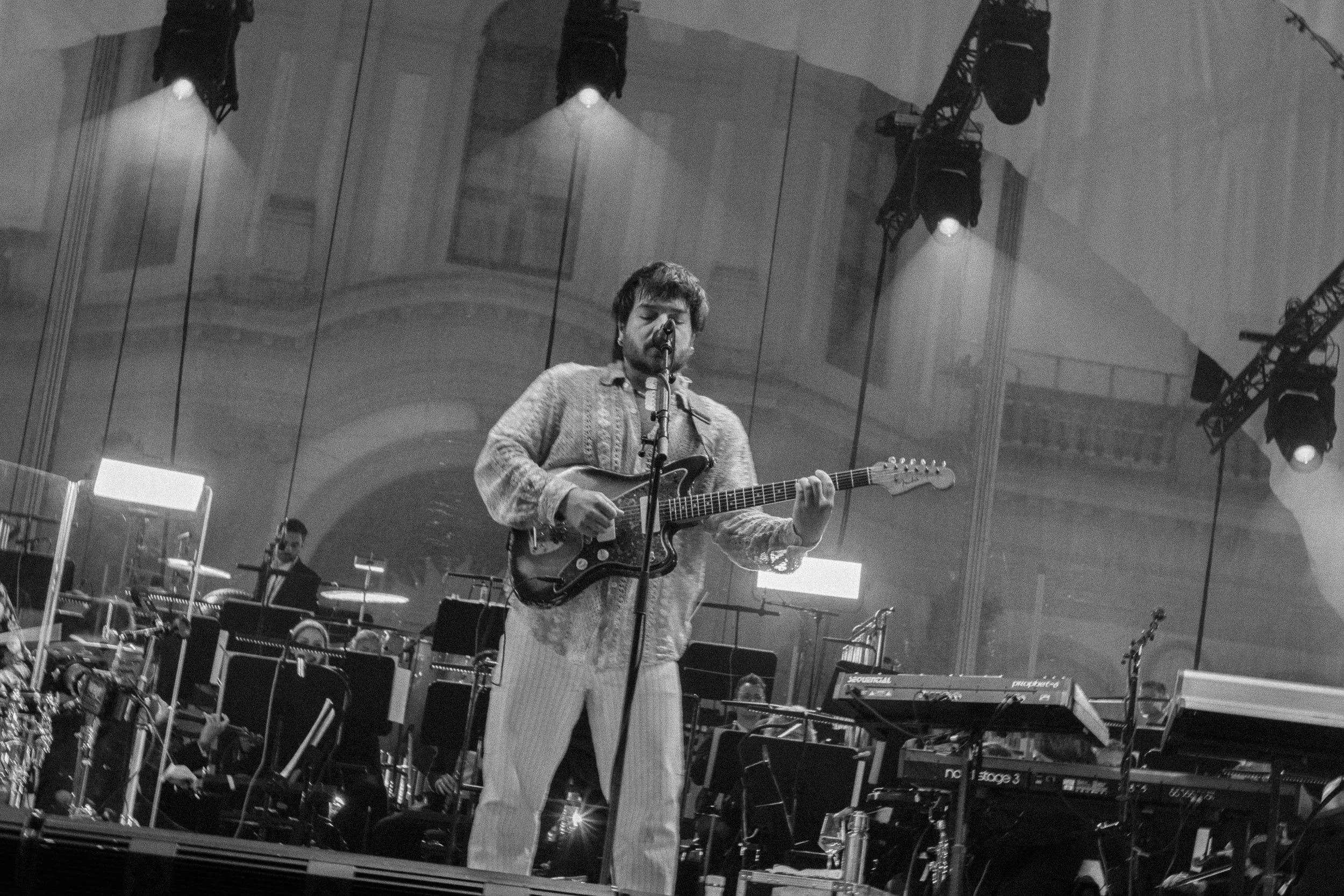 Milky Chance mit Gitarre auf Bühne in Kassel