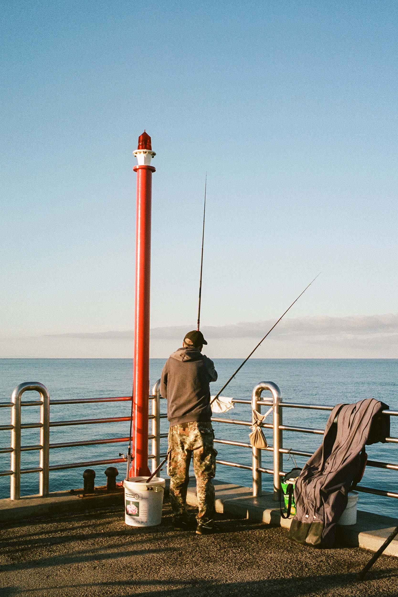 Angler auf der Seebrücke in Forte dei Marmi.