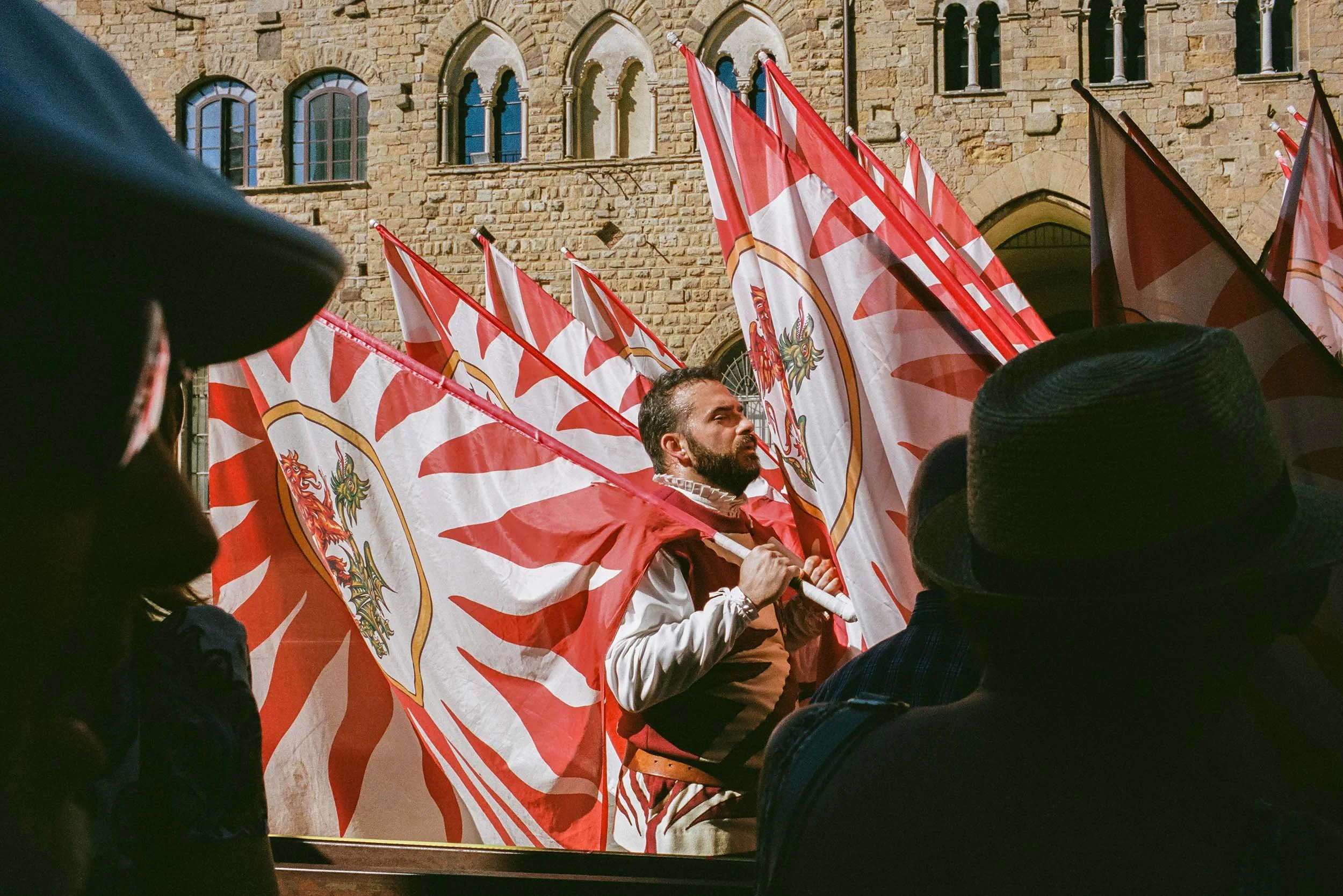 Fahnenträger bei einer historischen Veranstaltung in der Altstadt von Volterra.