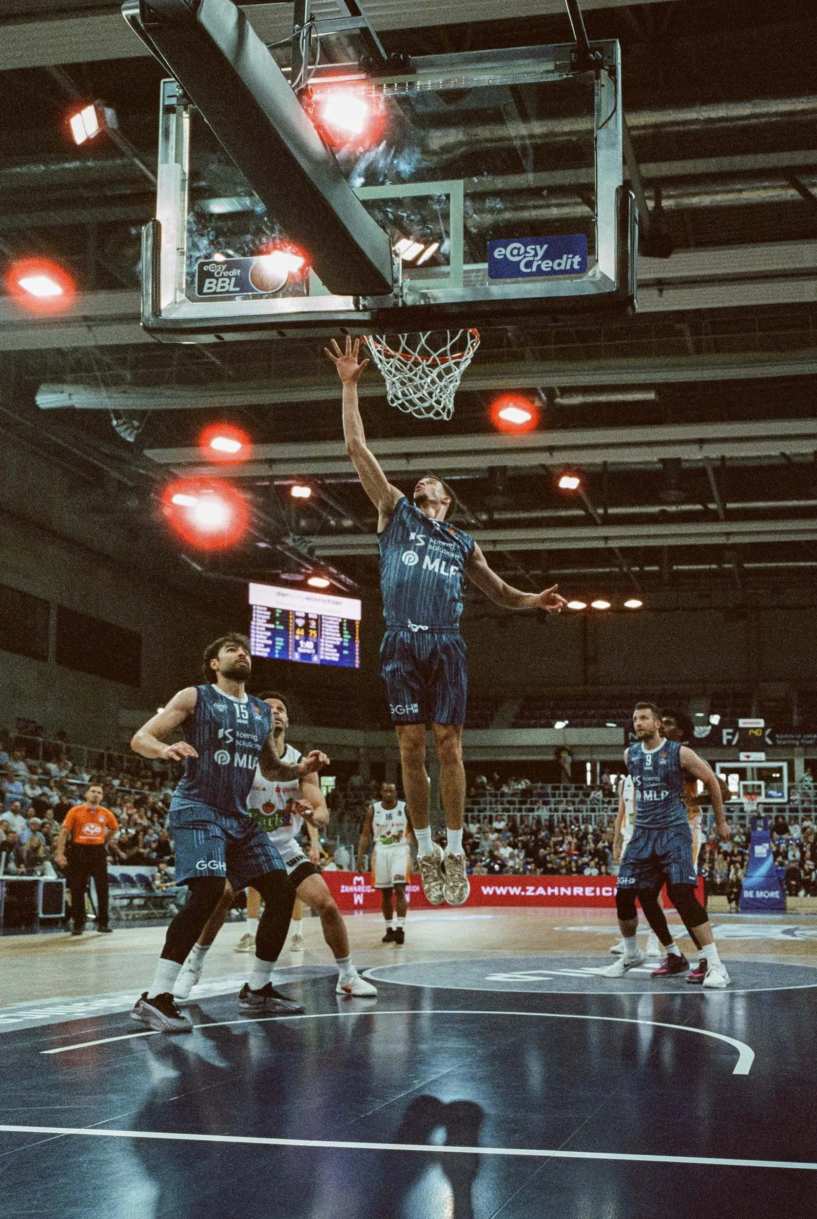 Basketballspieler der MLP Academics Heidelberg beim Korbleger gegen Rostock Seawolves – Sportfotografie 