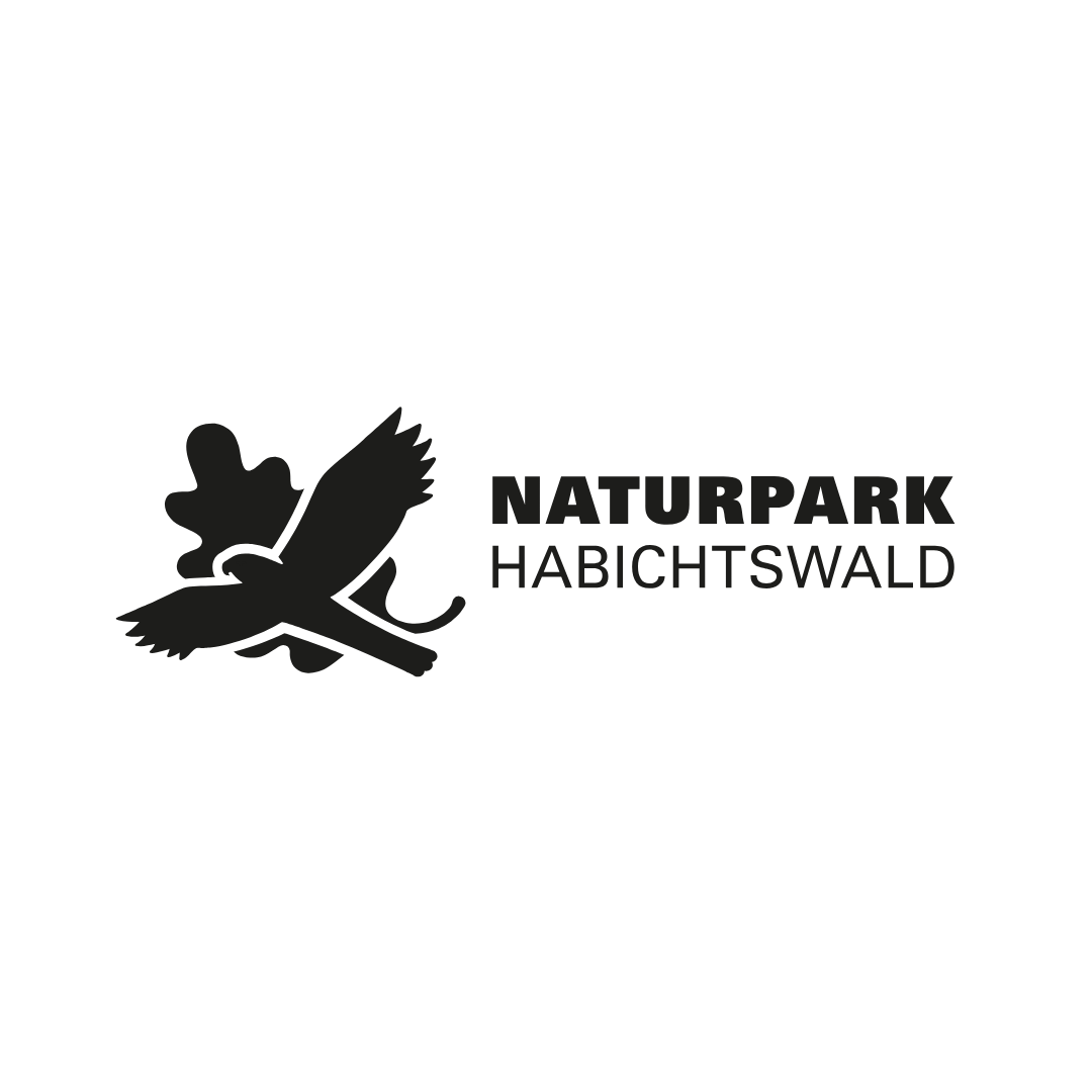 Logo des Naturparks Habichtswald mit einem stilisierten Habicht auf einem Ast.
