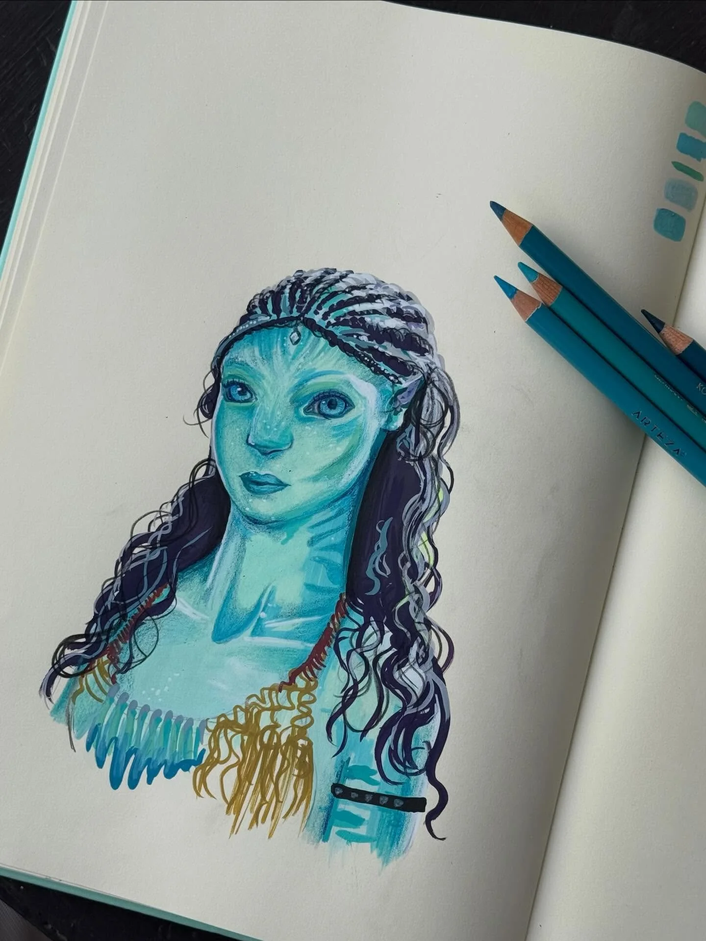 ☄️🔥🐋 Je suis all&eacute;e voir Avatar cette semaine&hellip; et &eacute;videmment, &ccedil;a a relanc&eacute; mon obsession totale pour cette saga 🌌
Impossible de r&eacute;sister : voil&agrave; Tsireya que j&rsquo;adore 
.
.
.
#fanart #dessin #tsir