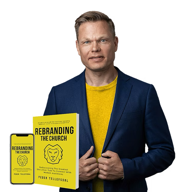 En mann i blå dress og gul T-skjorte holder en bok med tittelen "Rebranding the Church" og har en telefon med samme bokomslag ved siden av ham.
