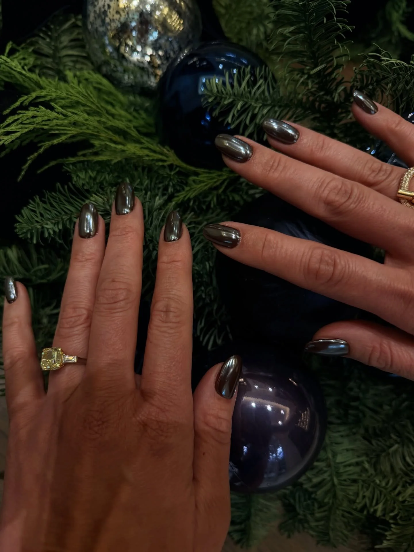 A chrome finish made for New Year&rsquo;s Eve

#nails #dubaisalon #nailsdubai #nyenails