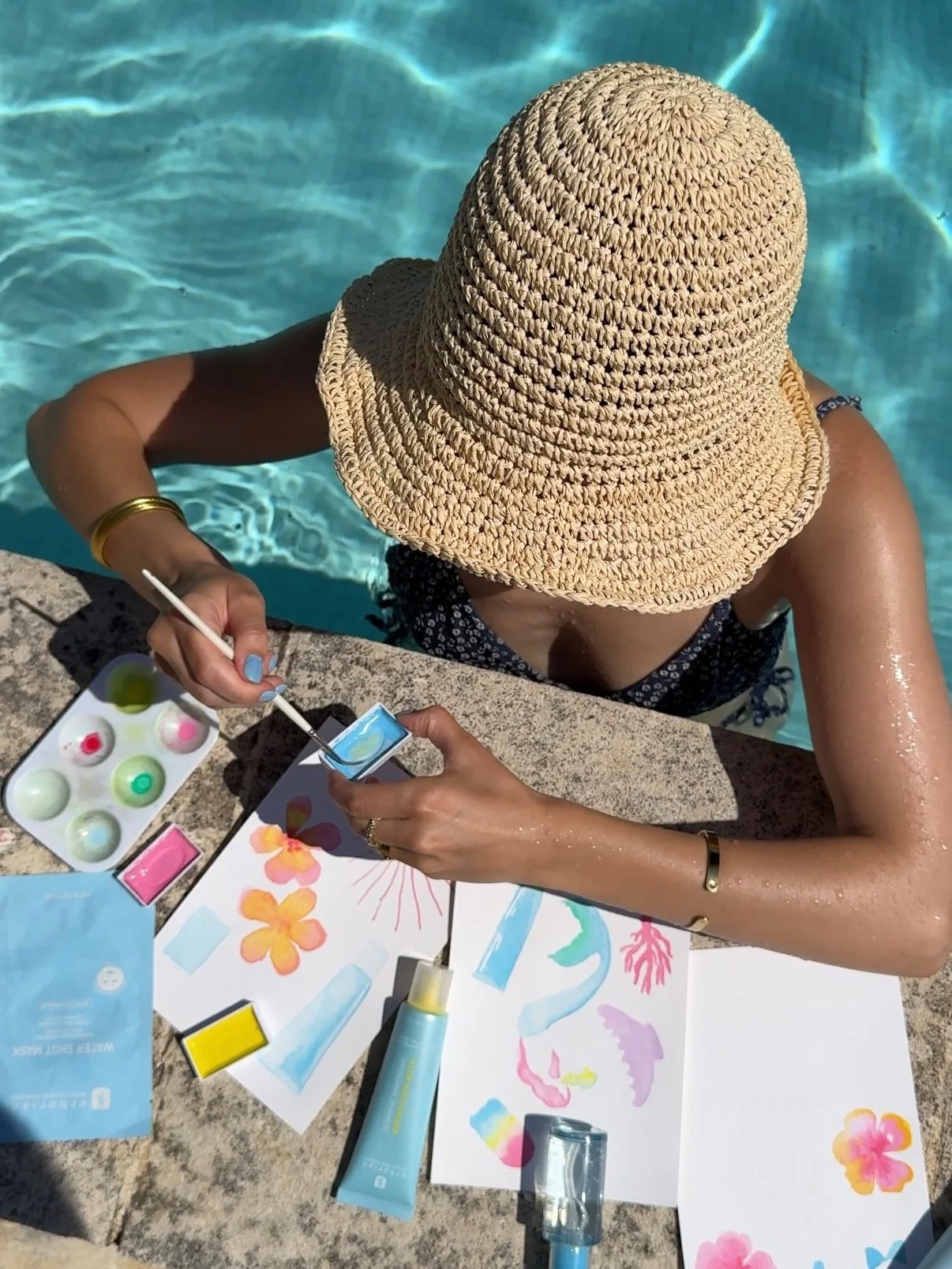 Une vibe de Sir&egrave;ne &agrave; la Zara Larsson c&rsquo;est tout ce que j&rsquo;avais en t&ecirc;te pour ce projet 💌🧜🏻&zwj;♀️🩵

Behind the scene de la cr&eacute;ation de la missive Selfesteem pour @erborian 🩵 Une peinture 100% &agrave; l&rsqu