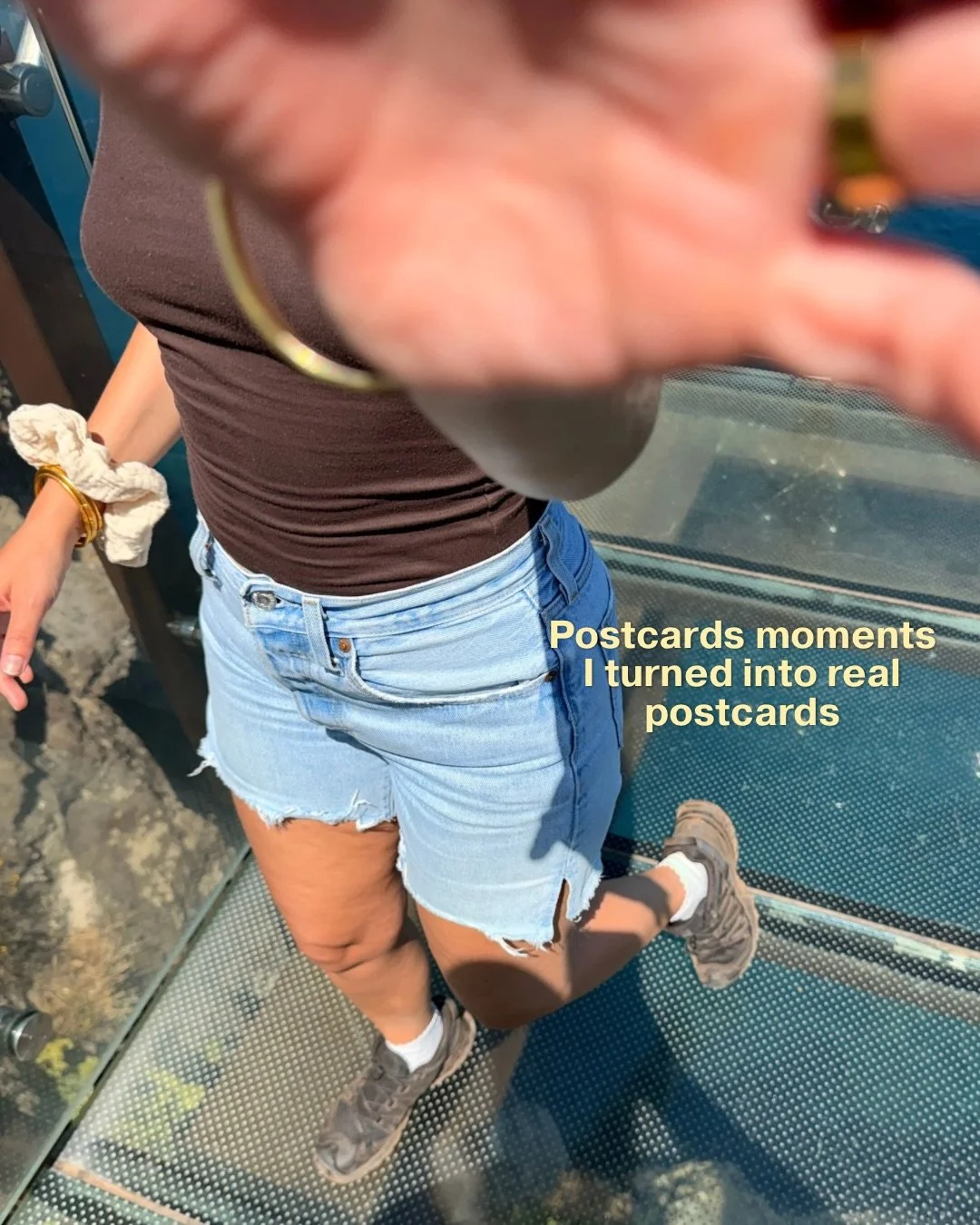 Peindre dans un carnet de voyage ? Nope&hellip; des cartes postales &agrave; envoyer oui ! 🩷

Les moments immortalis&eacute;s, dans l&rsquo;ordre du carrousel et dans le d&eacute;sordre du voyage 🌪️

🍍Pina colada &agrave; Seixal au bord de la pisc