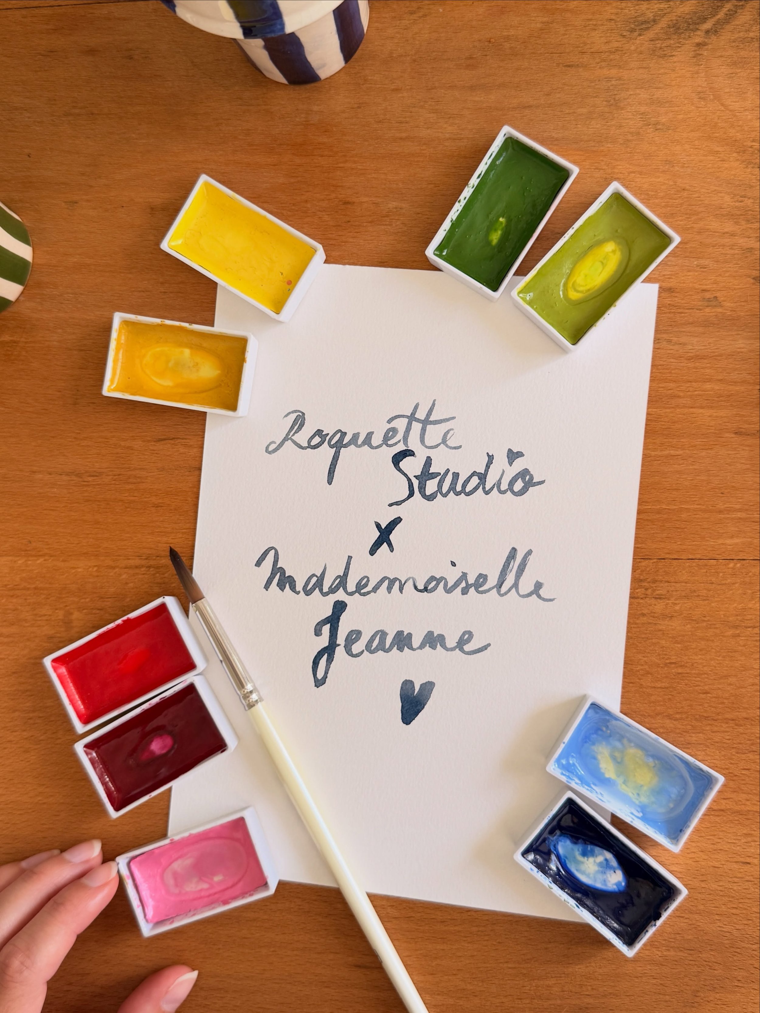 Un peu de couleurs dans tout ce gris 💐 

Cr&eacute;er les looks, filmer, photographier, peindre, monter&hellip; Retour sur les coulisses de la cr&eacute;ation de notre vid&eacute;o mailles peintes en collaboration avec @mademoiselle_jeanne et ses pu