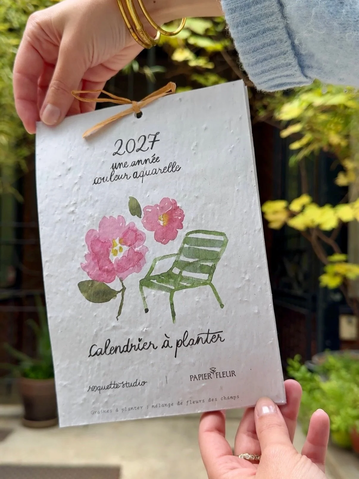 🩷 2027 Une ann&eacute;e couleur aquarelle 🩵

-20% avec le code ROQUETTESTUDIO
jusqu&rsquo;&agrave; samedi minuit 
🔗 lien en bio pour le commander 🪴

Un calendrier peint &agrave; la main et imprim&eacute; sur du papier ensemenc&eacute; 🪴

#calend