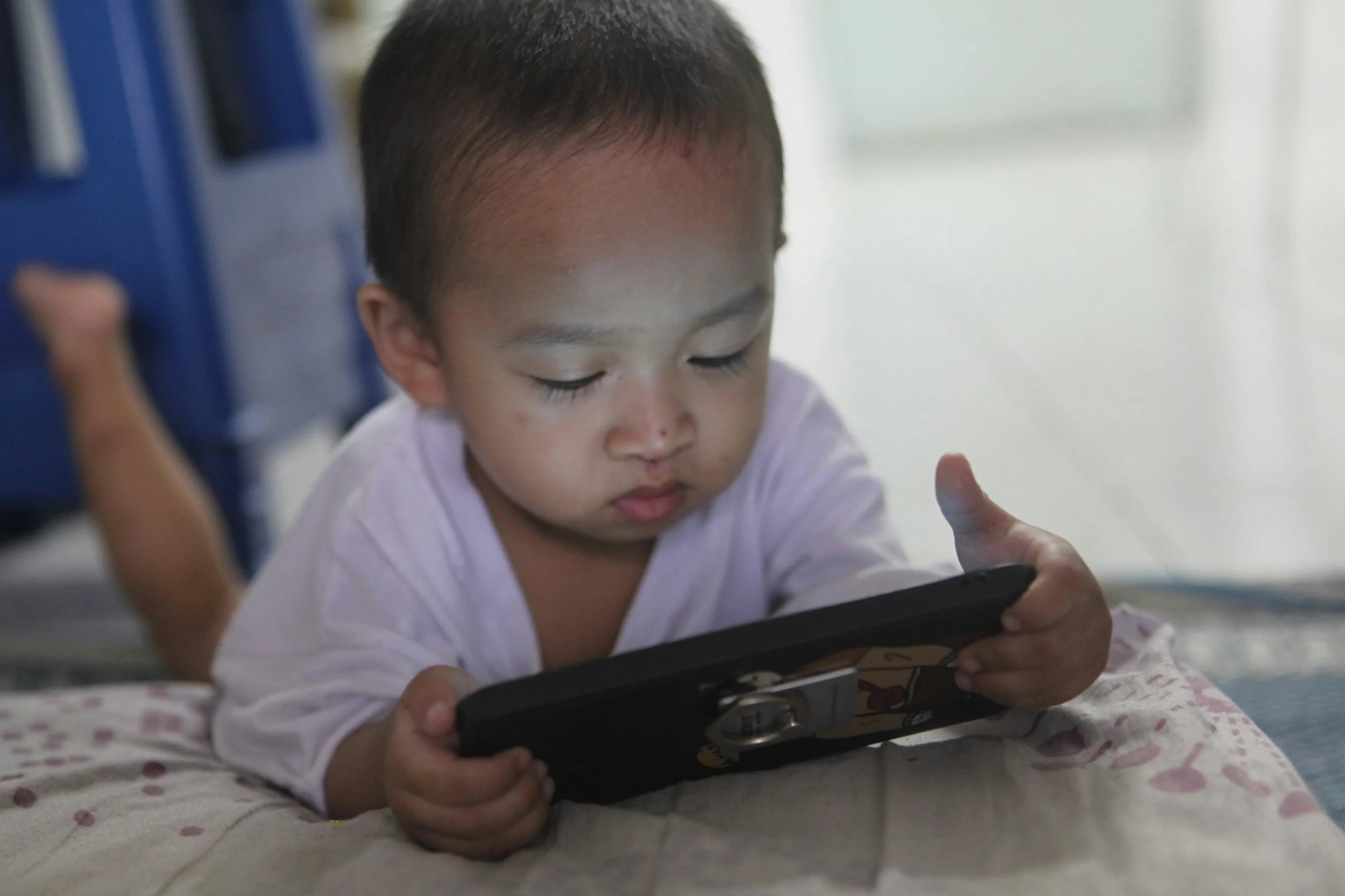 SCREEN TIME RESEARCH: 1 in 10 babies fall asleep with a screen