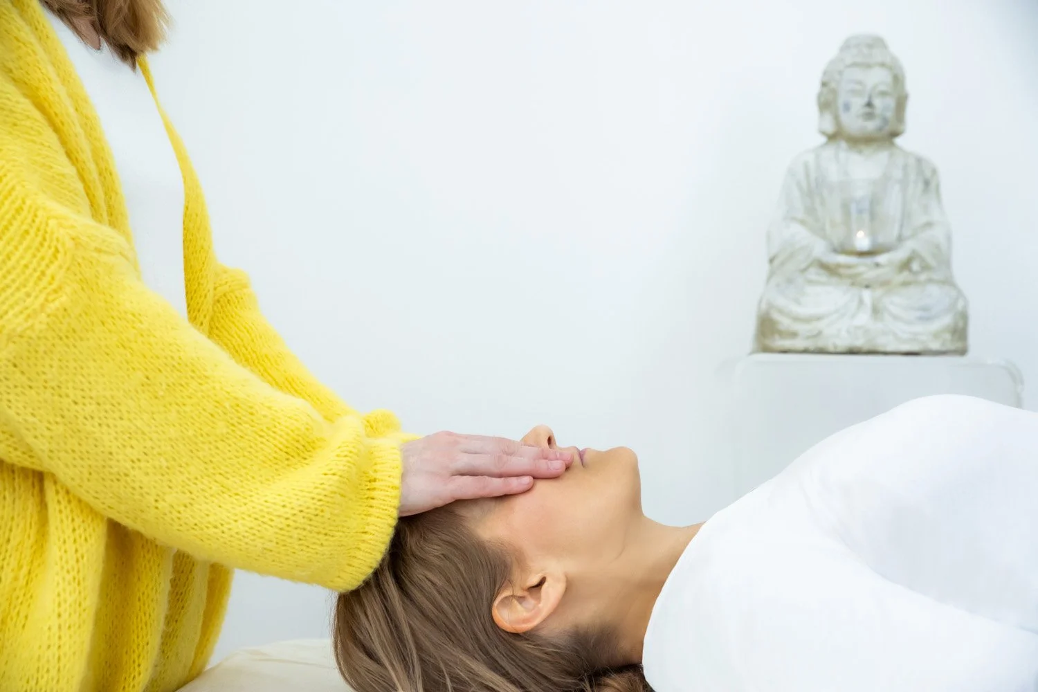 Rohita bei der Energiearbeit vor Ort