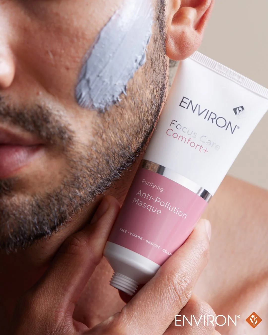 Dette er pleje til den hud, du m&oslash;der verden med.

Hverdagen s&aelig;tter sine spor. Anti-Pollution Masque er et multifunktionelt selfcare‑essential. Dens rensende effekt hj&aelig;lper med at berolige og genopfriske udseendet af hud, der er uds