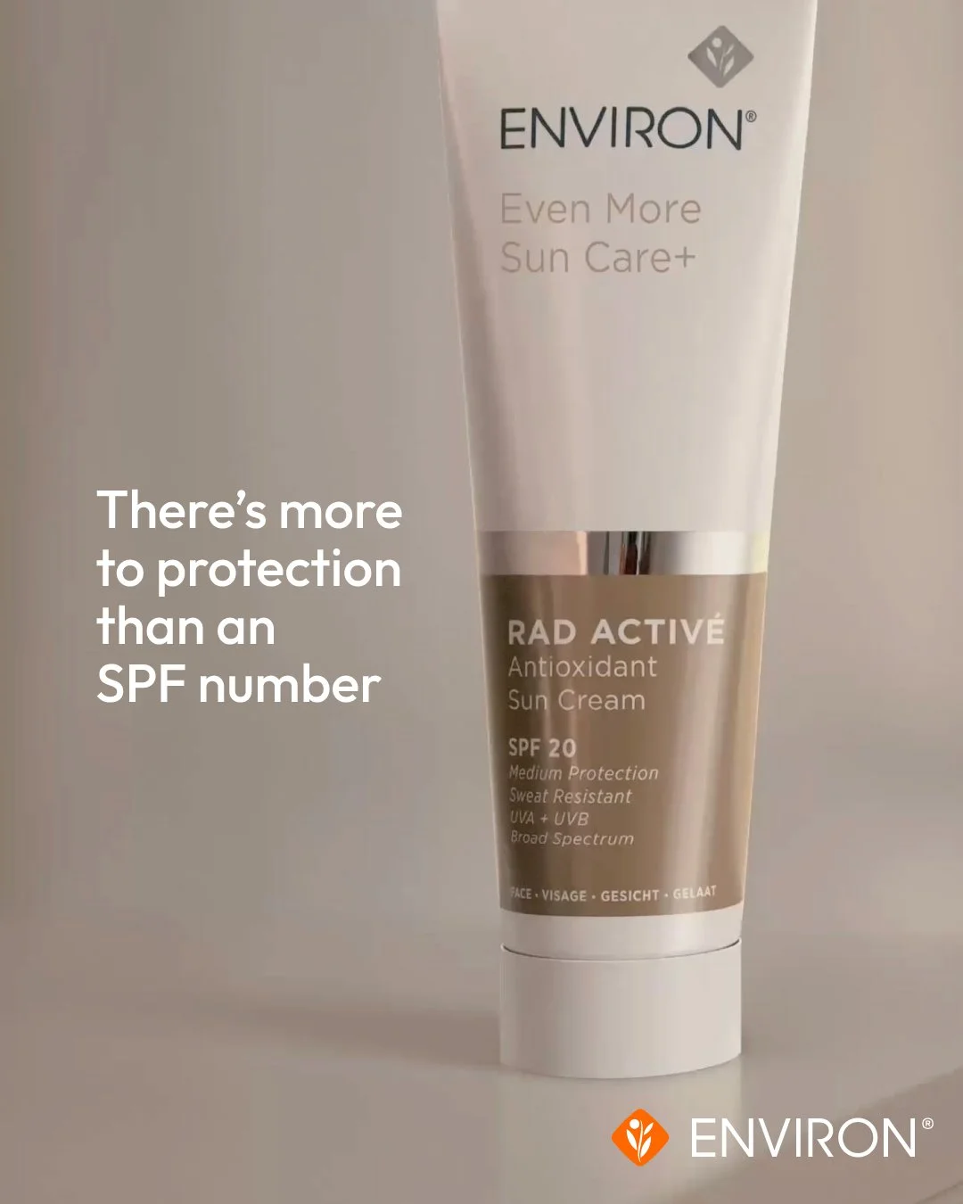Ja, UVA er mere skadeligt end UVB. Skift over til RADICAL DEFENCE.

Den nye RAD ACTIV&Eacute; Antioxidant Sun Cream SPF 20 er en let, &aring;ndbar og hurtigtabsorberende formular med effektiv bredspektret UVA- og UVB‑beskyttelse, svedresistens og kli