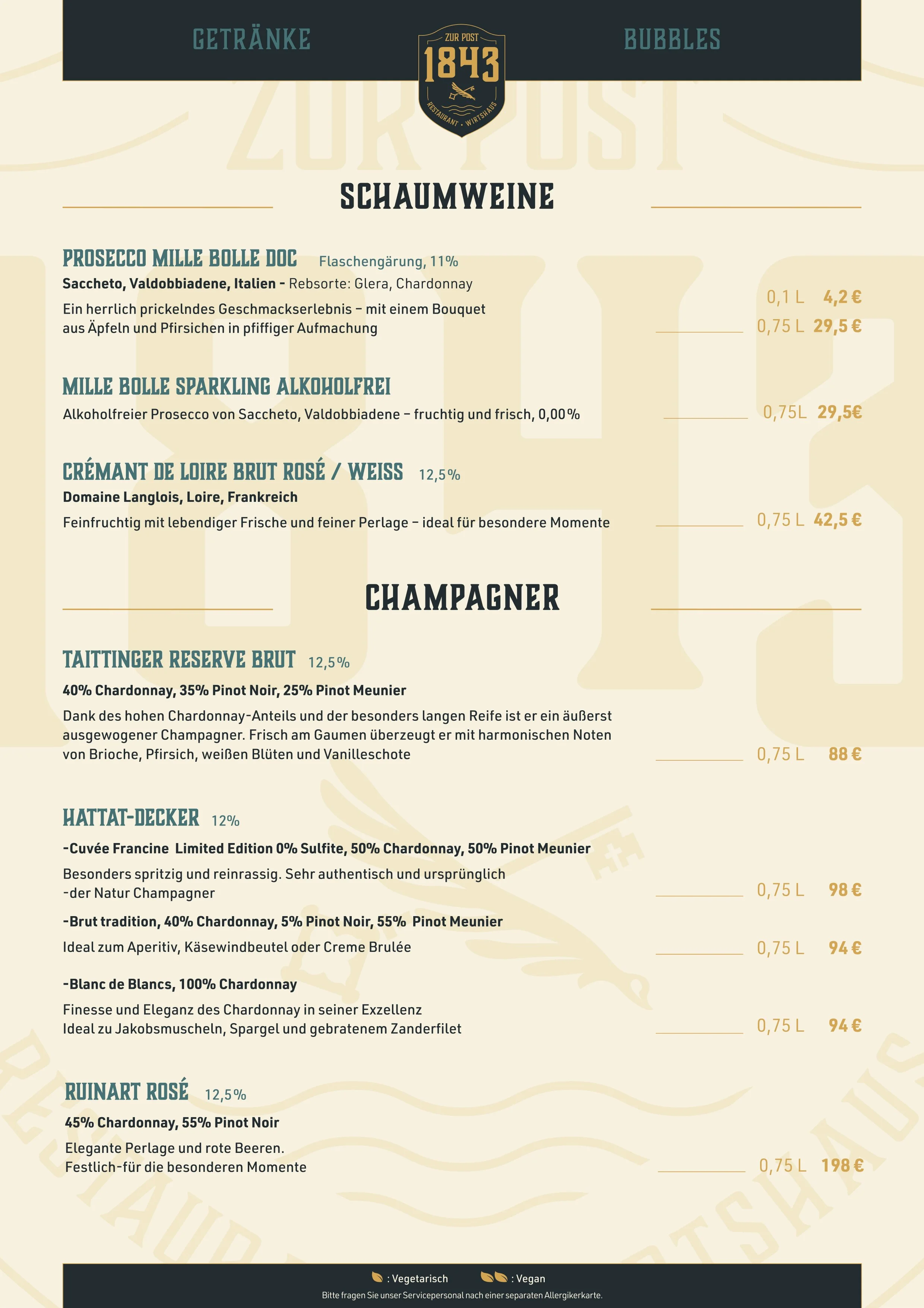 Menükarte mit den Kategorien Getränke, Schaumweine und Champagner, zeigt Preise in Euro und beschreibt die angebotenen Getränke sowie deren Herkunft und Geschmack. Das Design ist beige mit schwarzem und blaugrauem Text, inklusive eines Emblems mit der Jahreszahl 1843.
