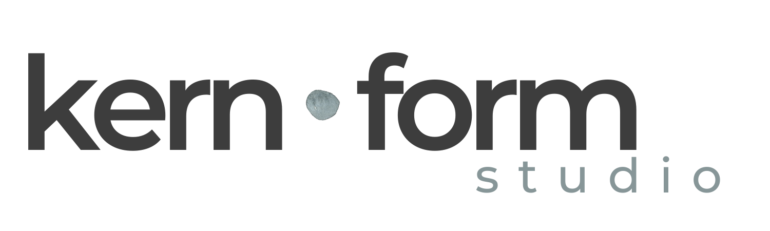 Logo von kern.form studio, bestehend aus dem Text 'kernform studio' mit einem abstrakten Pinselstrich zwischen den Worten.