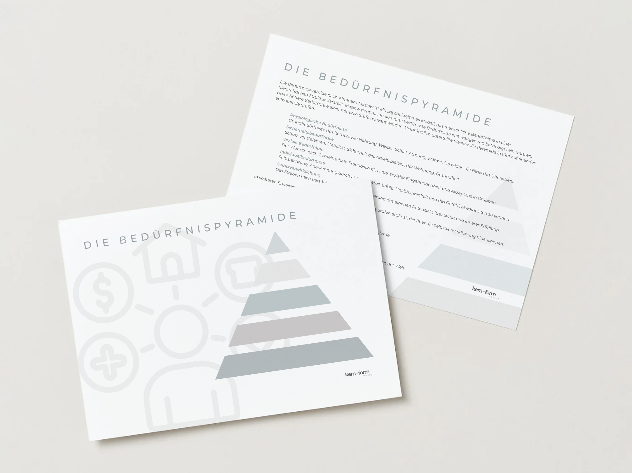 Zwei Broschüren mit der Überschrift 'Die Bedürfnispyramide', eine zeigt ein Pyramidendiagramm und die andere enthält Text, beide auf hellgrauem Hintergrund.