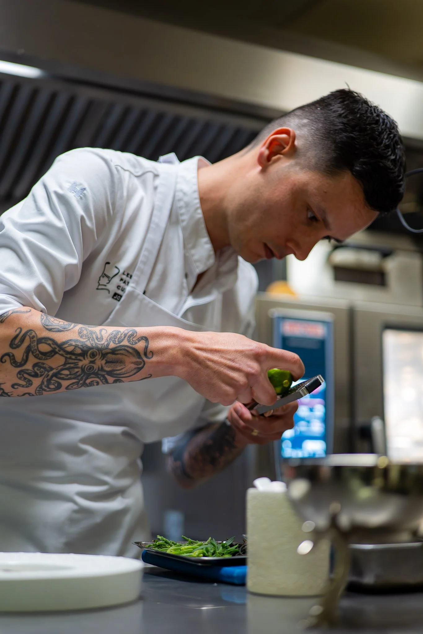 Joey Stinissen, sterrenchef bij Michelinrestaurant Zenith. Verfijnd koken met Indonesische invloeden.