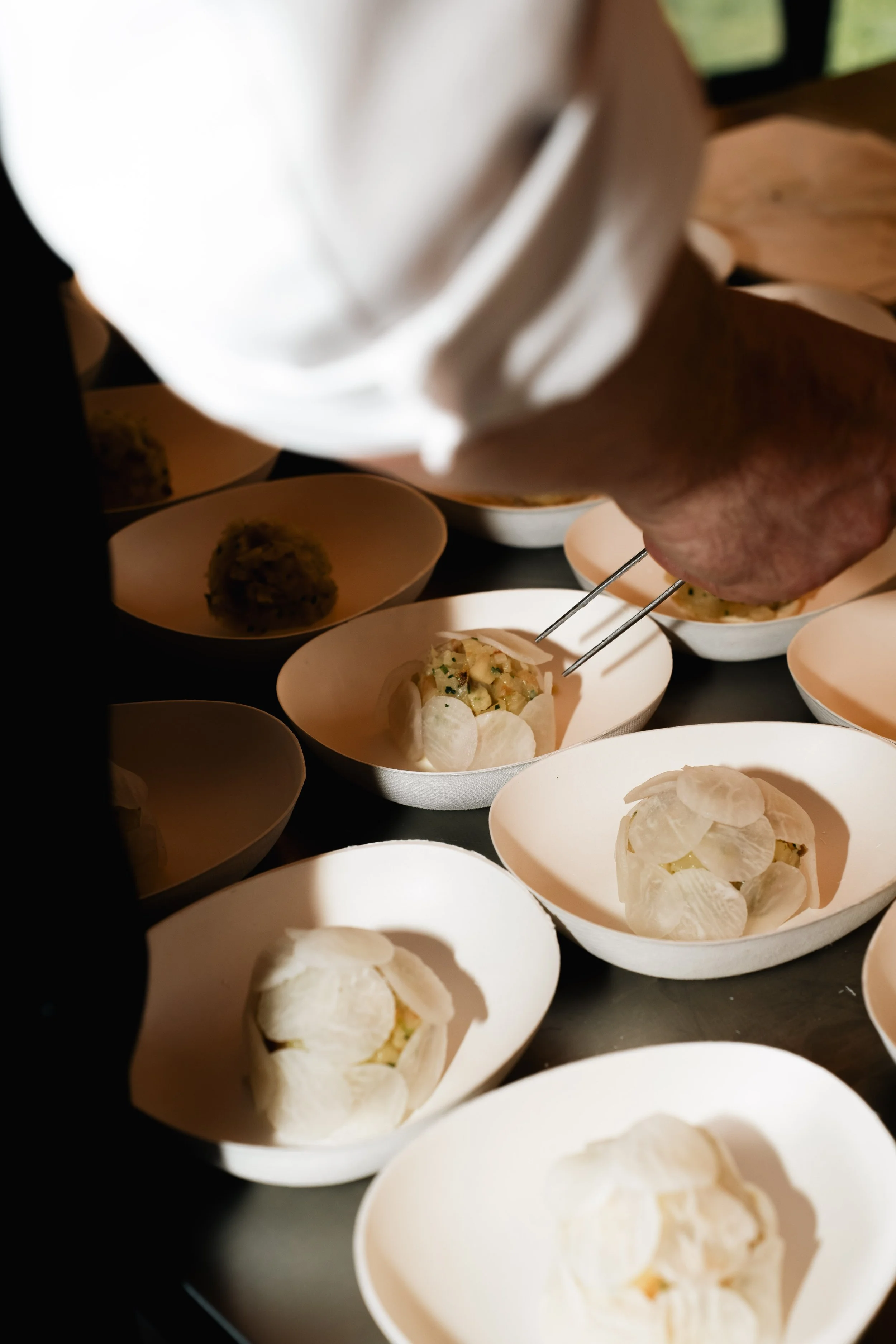Een zintuiglijk en innovatief gerecht boordevol ziel, bereid door Michelinchef Wouter van Laarhoven (Alma) voor het gastronomische festival Chefs in het Bos in het Amsterdamse Bos.