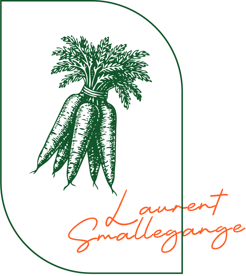 Illustratie van een wortel met bladeren en de tekst 'Laurent Smallegange' in oranje, gestileerd lettertype.