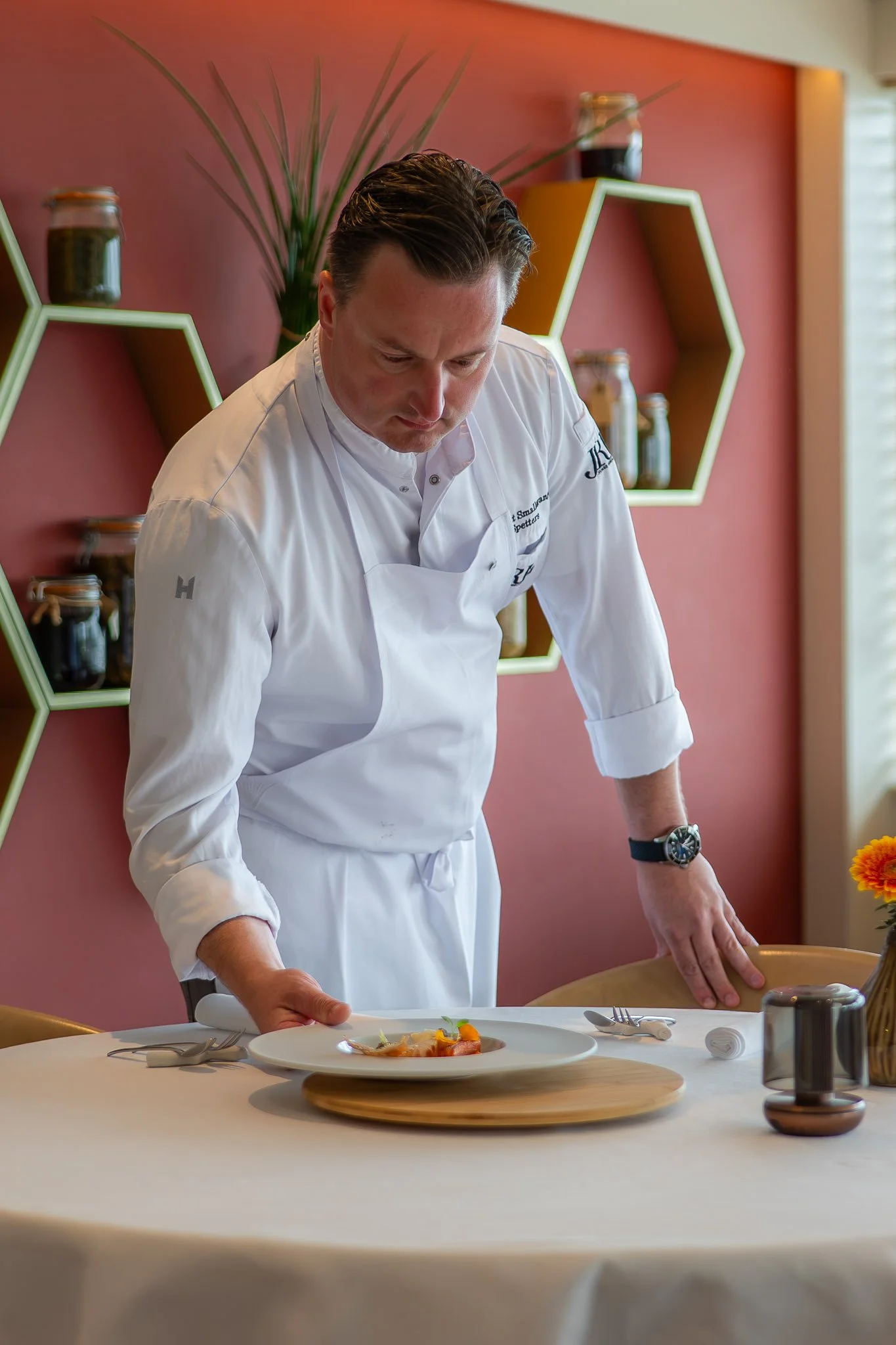 Het moderne interieur van Michelinrestaurant Spetters in Breskens, de culinaire thuisbasis van topchef Laurent Smallegange.