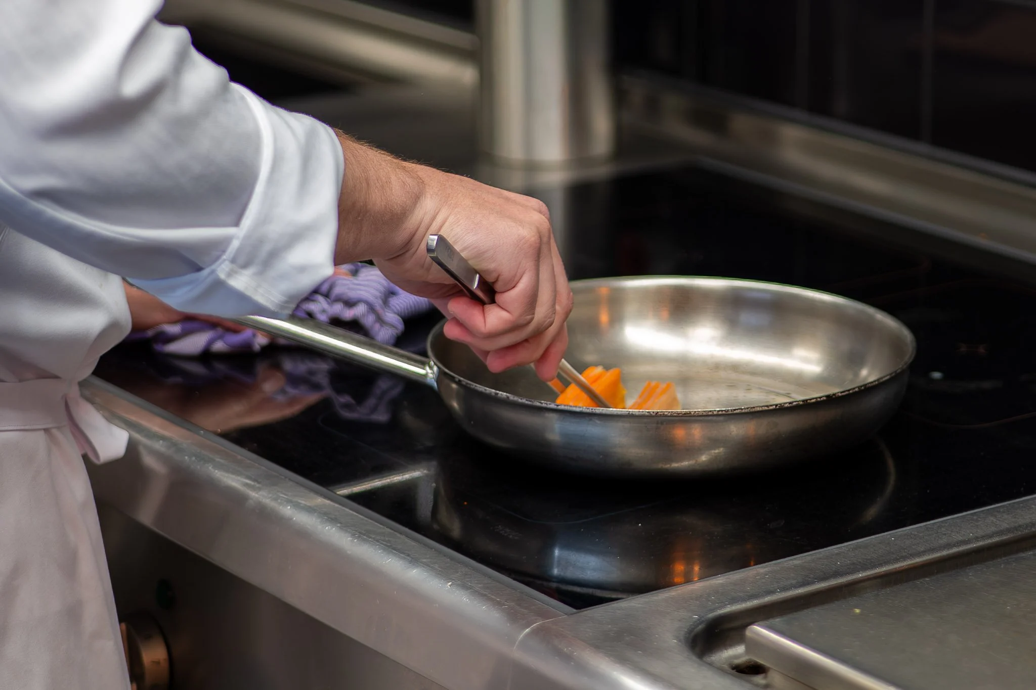 Laurent Smallegange, sterrenchef bij Michelinrestaurant Spetters - Chefs in het Bos festival 2026. Verfijnd kookvakmanschap met precisie.