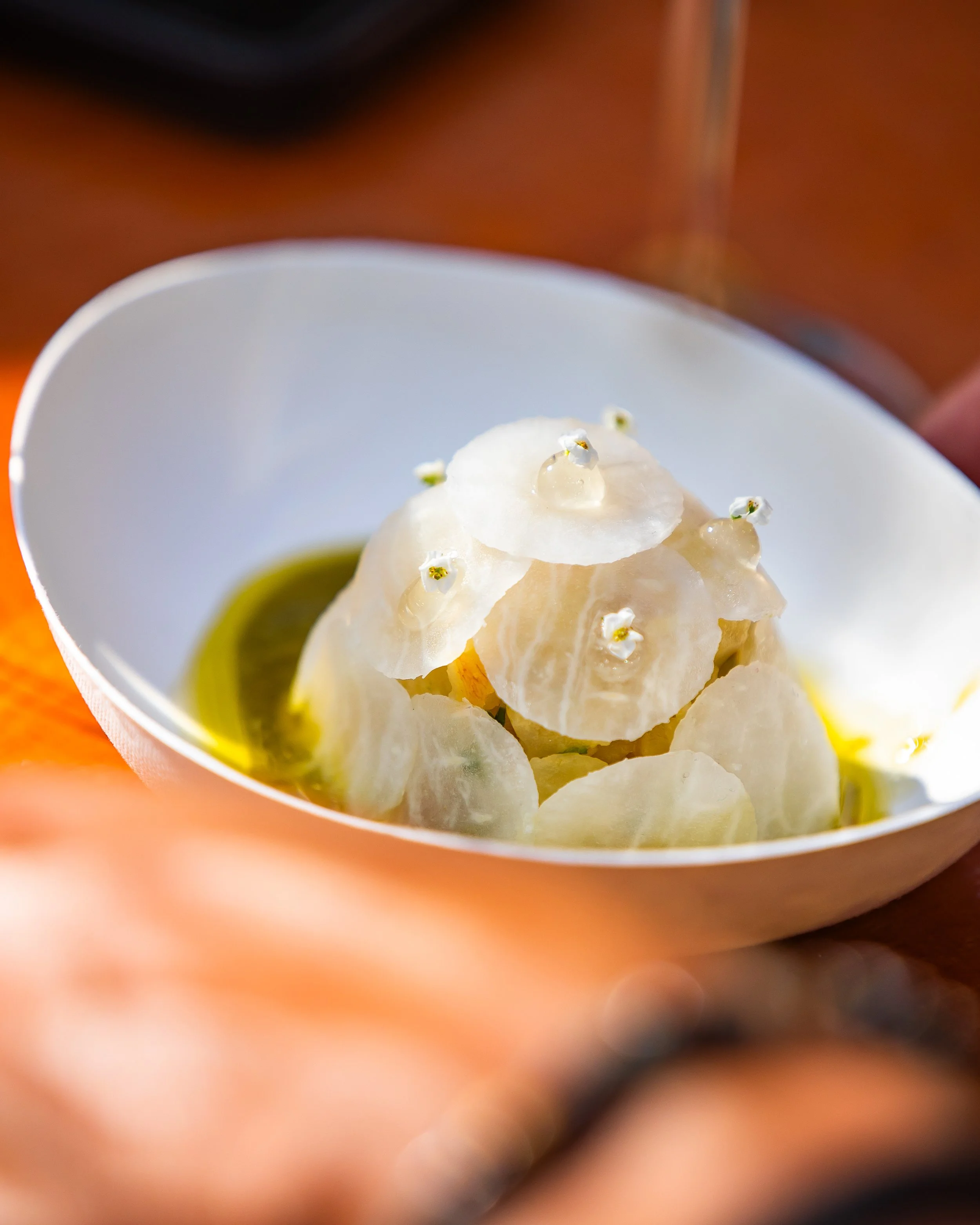 Een zintuiglijk en innovatief gerecht boordevol ziel, bereid door Michelinchef Wouter van Laarhoven (Alma) voor het gastronomische festival Chefs in het Bos in het Amsterdamse Bos.