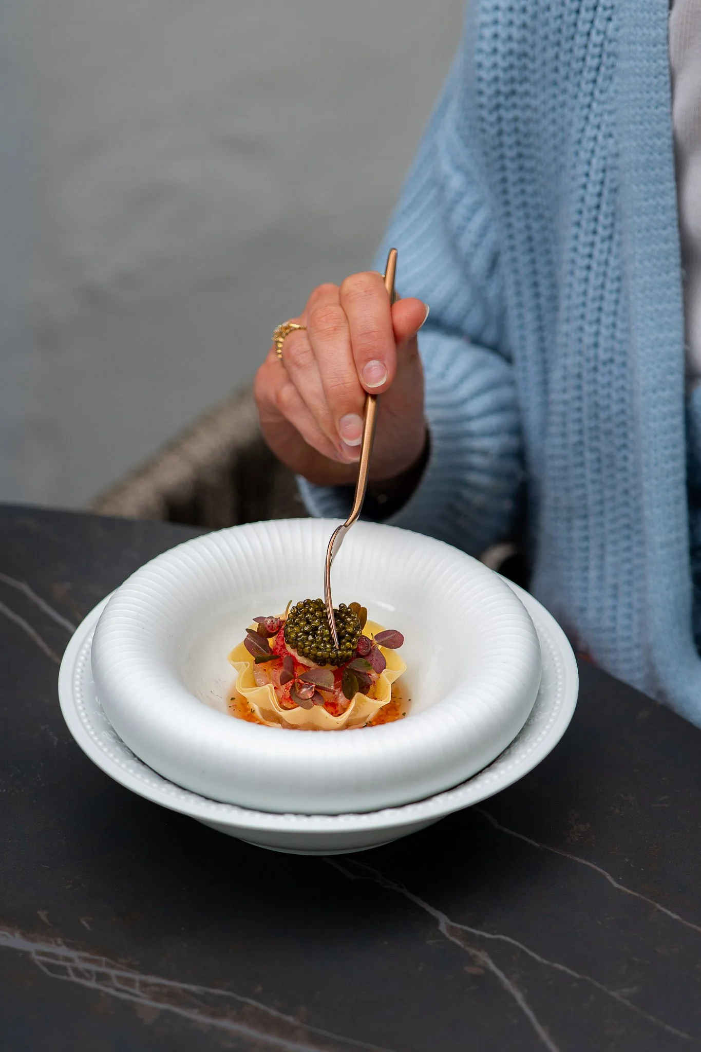 Een zintuiglijk en innovatief gerecht boordevol ziel, bereid door Michelinchef Wouter van Laarhoven (Alma) voor het gastronomische festival Chefs in het Bos in het Amsterdamse Bos.