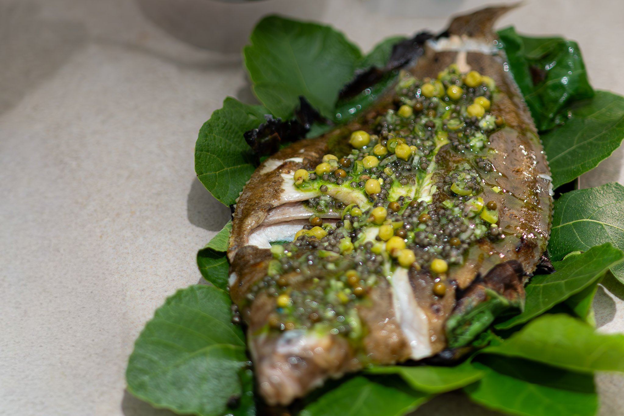 Een innovatief en visgerecht met gefermenteerde lokale ingrediënten van het met twee Michelinsterren bekroonde Flore.