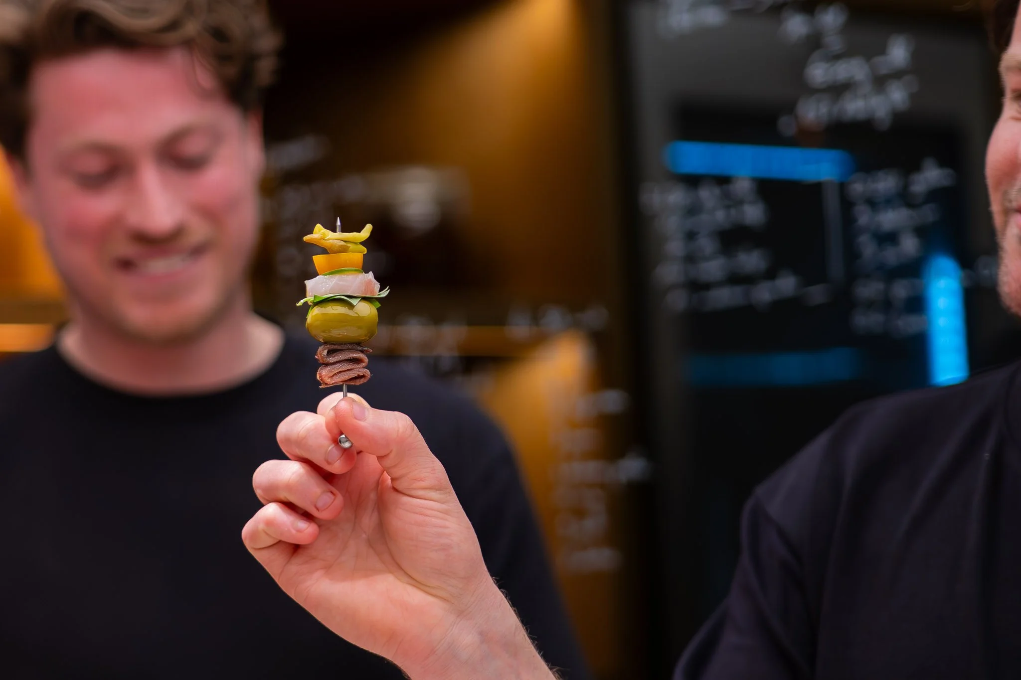Een innovatief en licht plantaardig gerecht met gefermenteerde lokale ingrediënten van het met twee Michelinsterren bekroonde Flore.