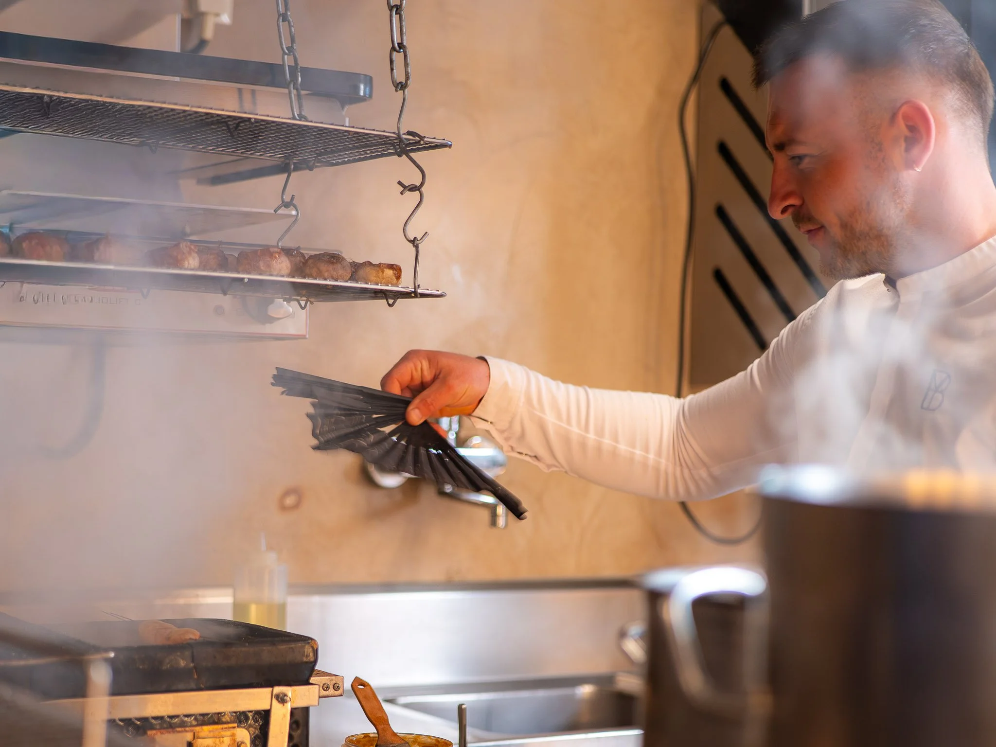 Yornie van Dijk, sterrenchef bij Michelinrestaurant Basiliek - Chefs in het Bos festival 2026. Hij bereidt een verfijnd gerecht.
