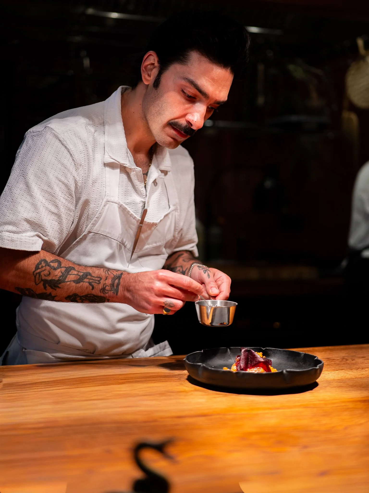 George Kataras, sterrenchef bij Michelinrestaurant CUE. Vuurgedreven koken met rooknuances en fermentatie.