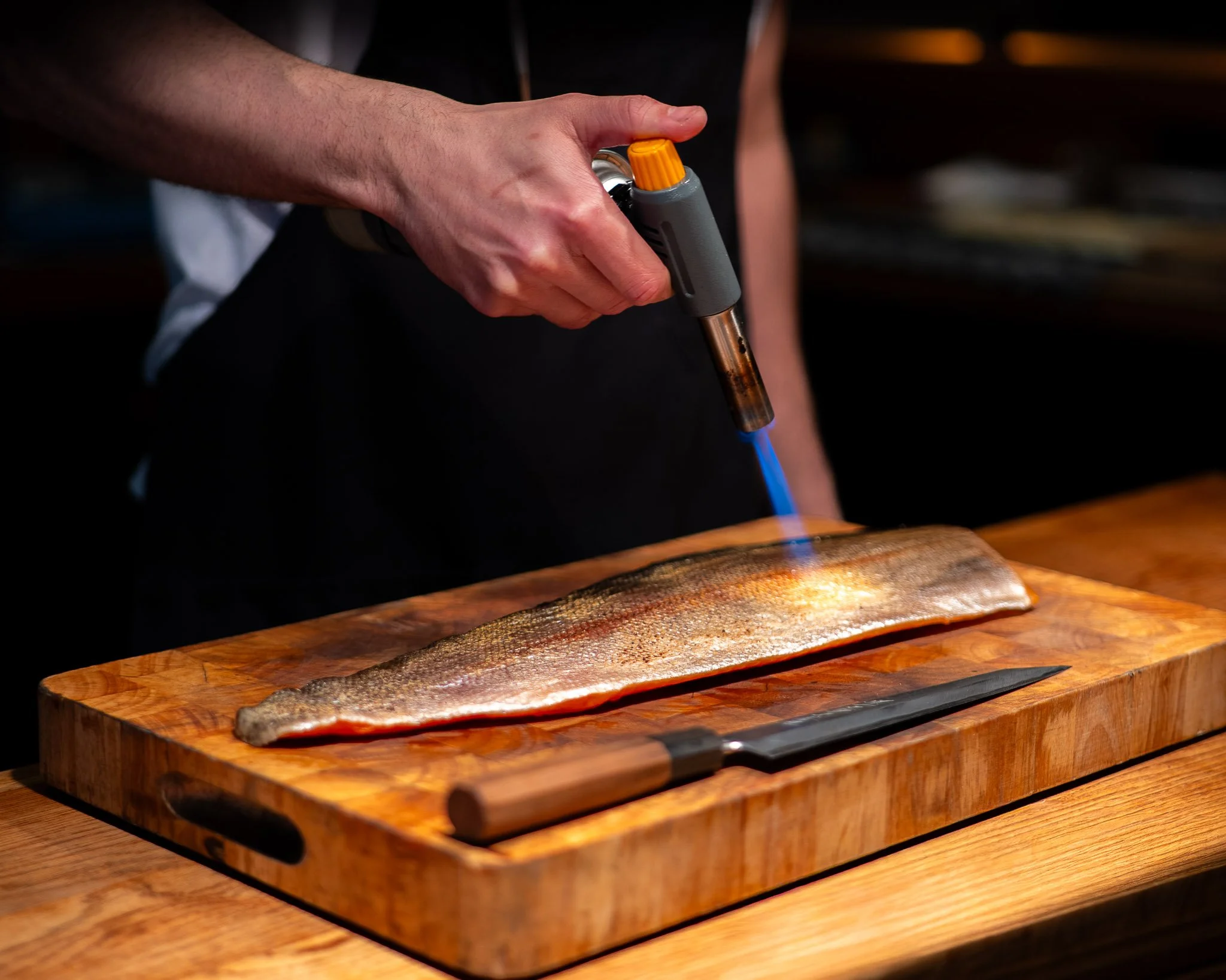 George Kataras, sterrenchef bij Michelinrestaurant CUE. Vuurgedreven koken met rooknuances en fermentatie.