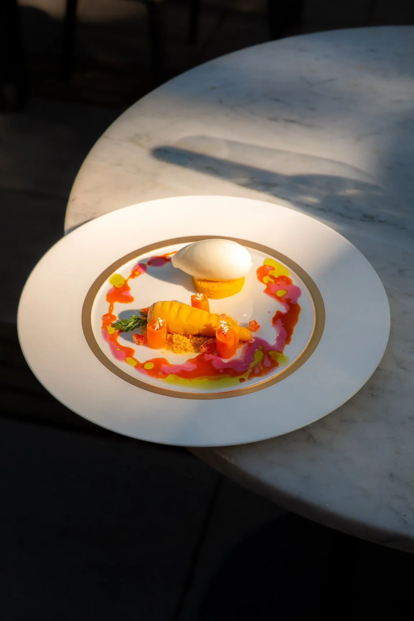 Een kleurrijk, innovatief seizoensgerecht met wortel op een elegant bord, als voorproefje van het Roots of 2050 thema op Chefs in het Bos.