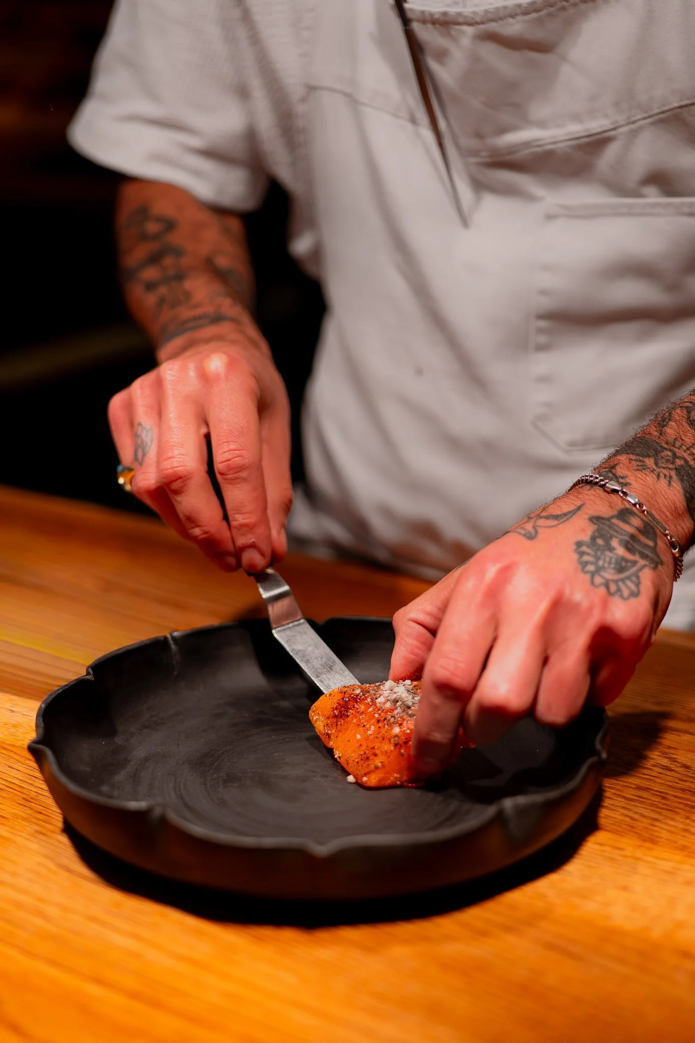 George Kataras, sterrenchef bij Michelinrestaurant CUE. Vuurgedreven koken met rooknuances en fermentatie.