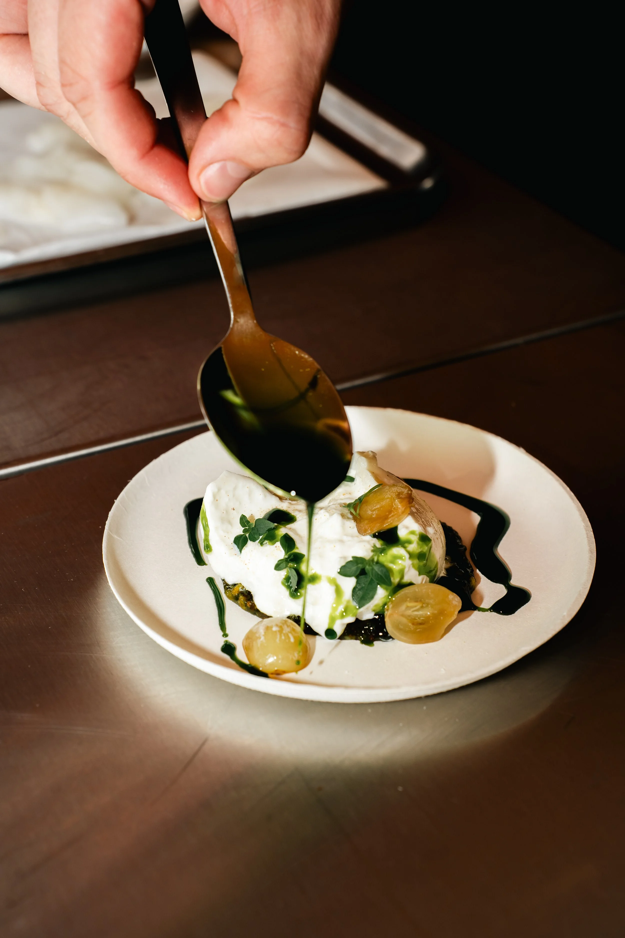 Een zintuiglijk en innovatief gerecht boordevol ziel, bereid door Michelinchef Wouter van Laarhoven (Alma) voor het gastronomische festival Chefs in het Bos in het Amsterdamse Bos.