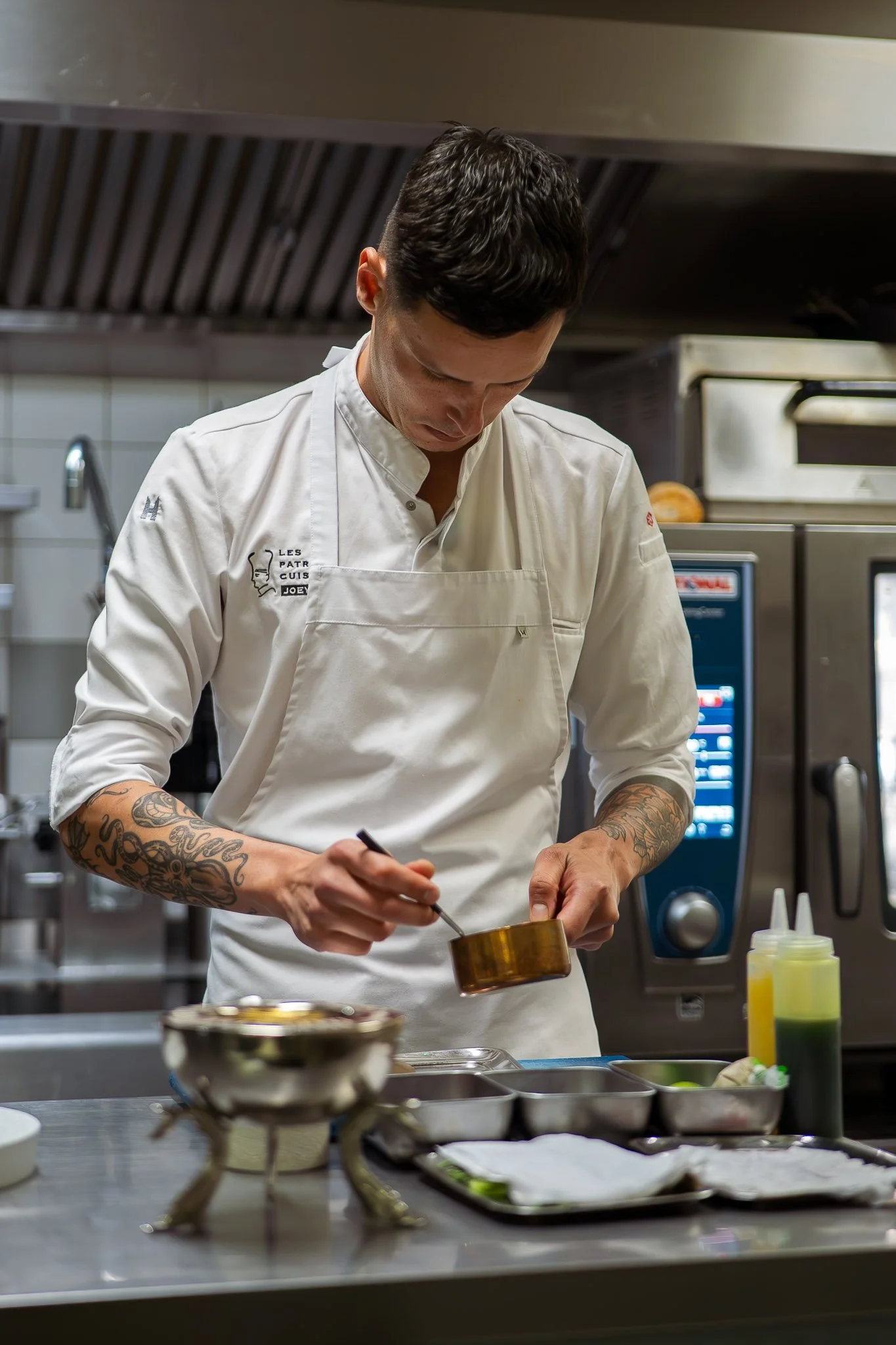 Joey Stinissen, sterrenchef bij Michelinrestaurant Zenith. Verfijnd koken met Indonesische invloeden.