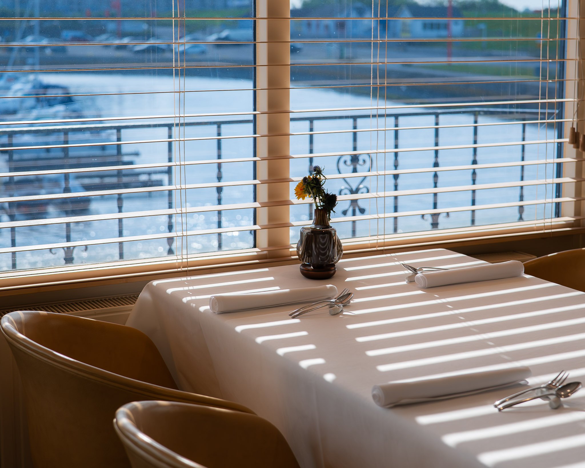 Het moderne interieur van Michelinrestaurant Spetters in Breskens, de culinaire thuisbasis van topchef Laurent Smallegange.