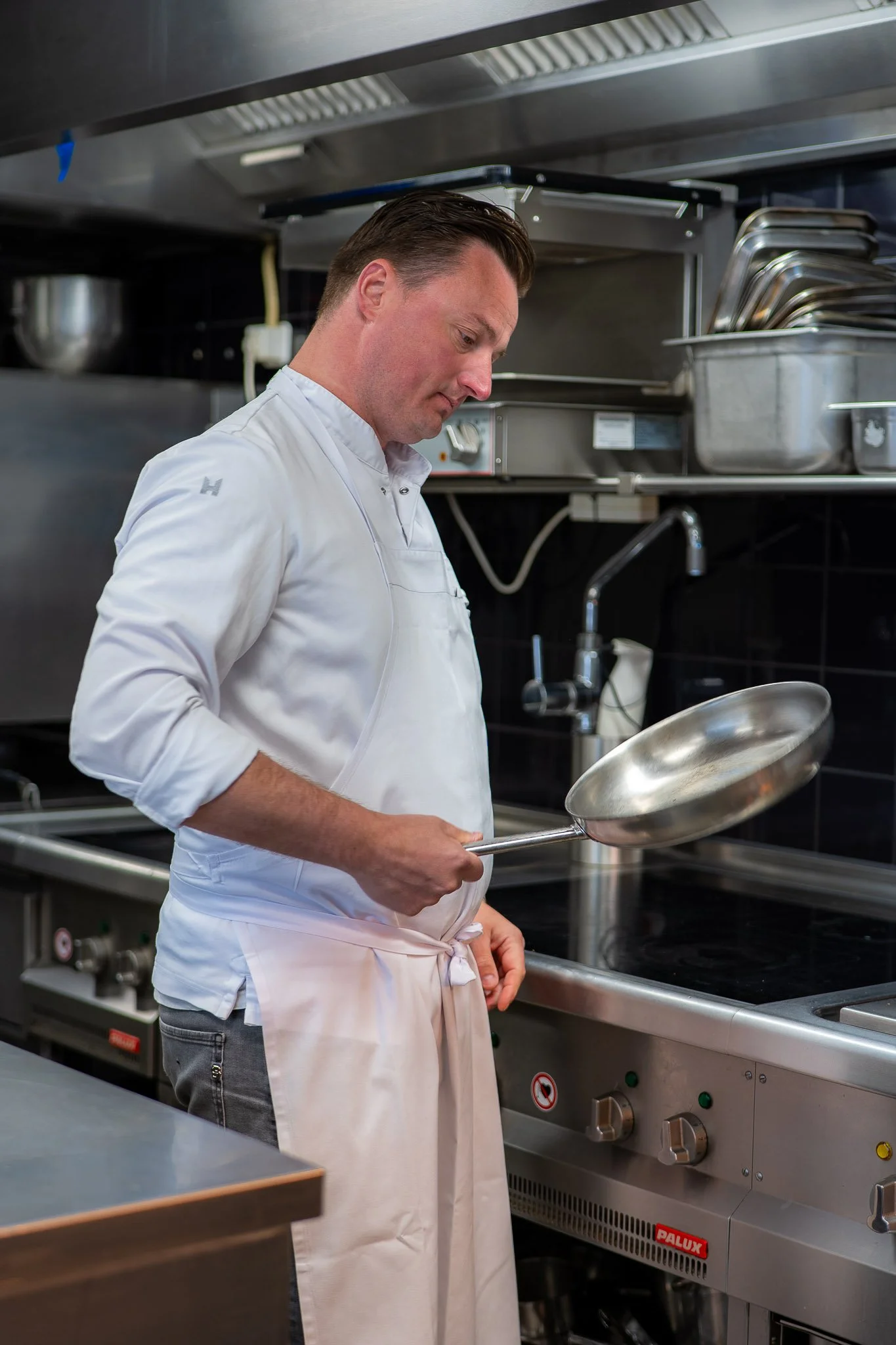 Laurent Smallegange, sterrenchef bij Michelinrestaurant Spetters - Chefs in het Bos festival 2026. Verfijnd kookvakmanschap met precisie.