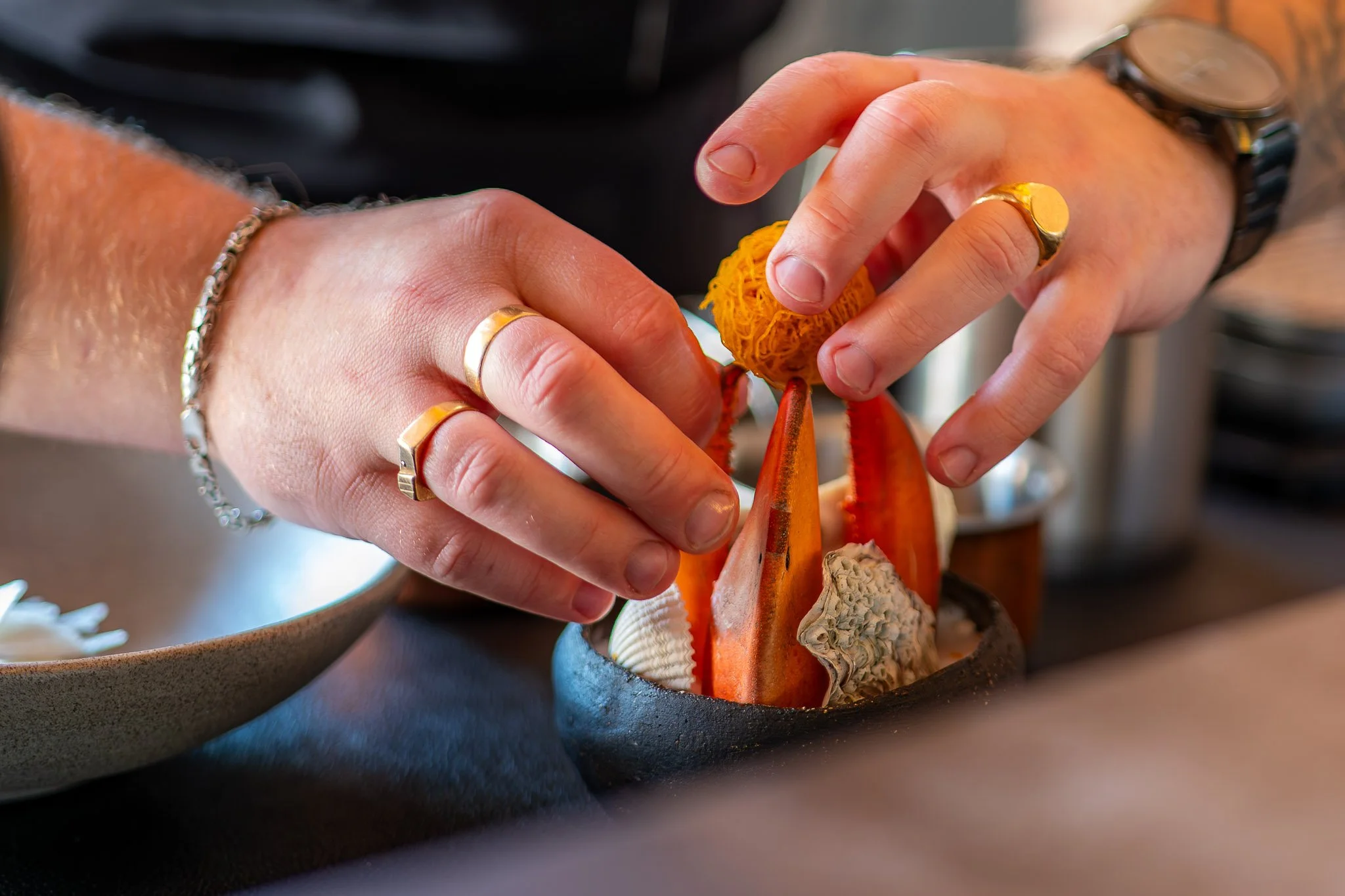 Verfijnde opmaak van een innovatief schaaldierengerecht met lokale ingrediënten door Michelinchef Joey van Heesbeen voor het gastronomische foodfestival Chefs in het Bos 2026.