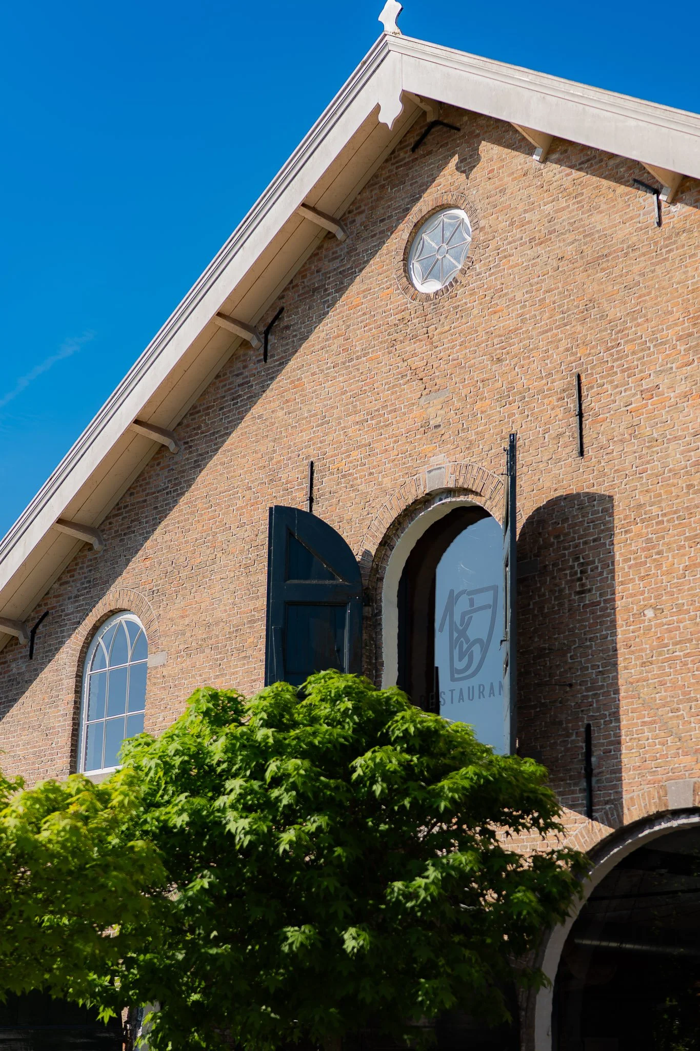 Het sfeervolle, historische pand van Michelinrestaurant 1857 in het groen, waar topchef Joey van Heesbeen verse, lokale ingrediënten verzamelt voor het Roots of 2050 thema.