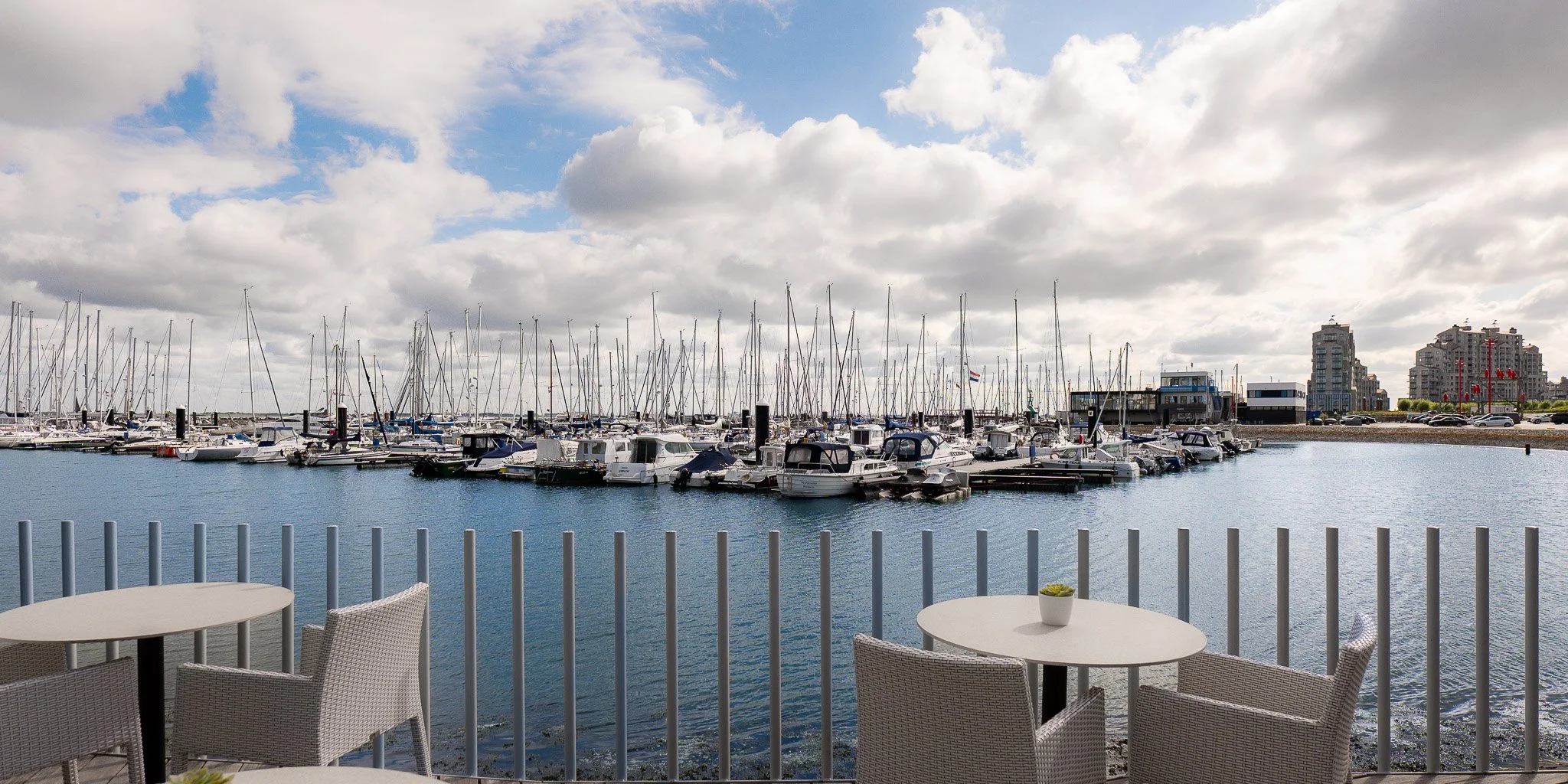 Het haventerras van Michelinrestaurant Spetters in Breskens, de culinaire thuisbasis van topchef Laurent Smallegange.
