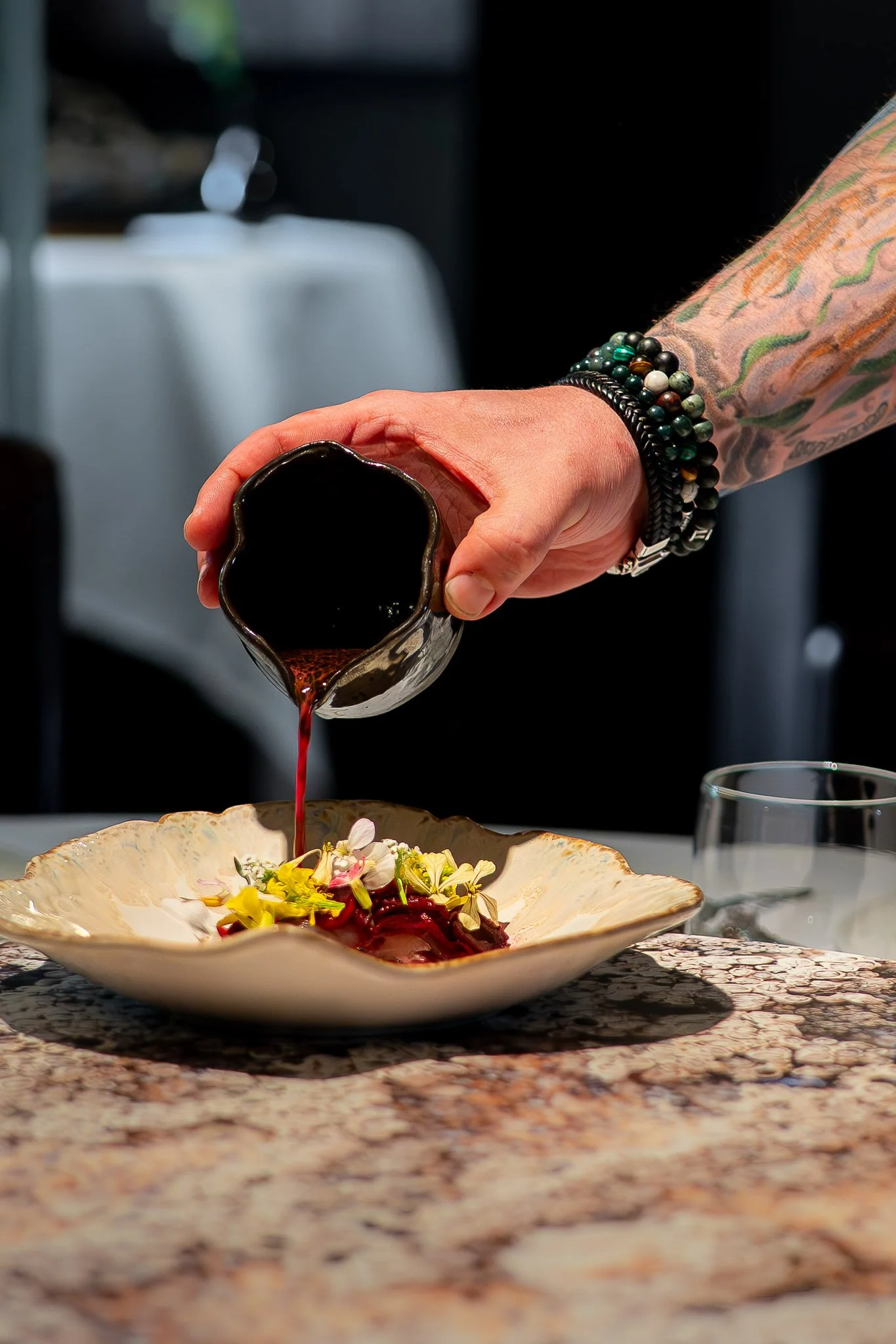 Tom Vinke, sterrenchef bij Michelinrestaurant De Kromme Watergang - Chefs in het Bos festival 2026. Zilte verfijning en kookprecieze.