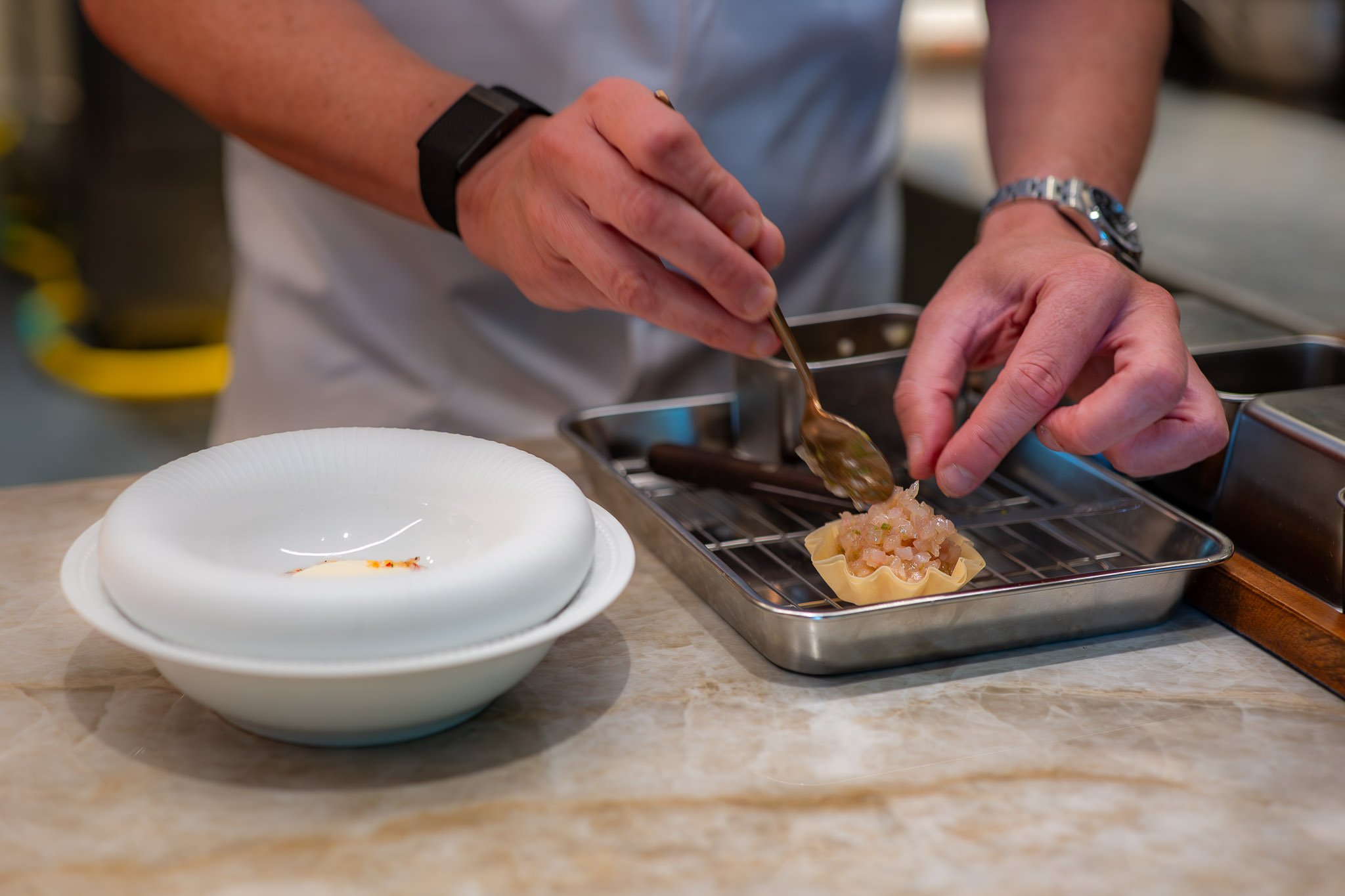 Wouter van Laarhoven, sterrenchef bij Michelinrestaurant Alma - Chefs in het Bos festival 2026. De topchef bereidt met pure bezieling een zintuiglijk en innovatief gerecht voor het Roots of 2050 thema op het gastronomische outdoor foodfestival.