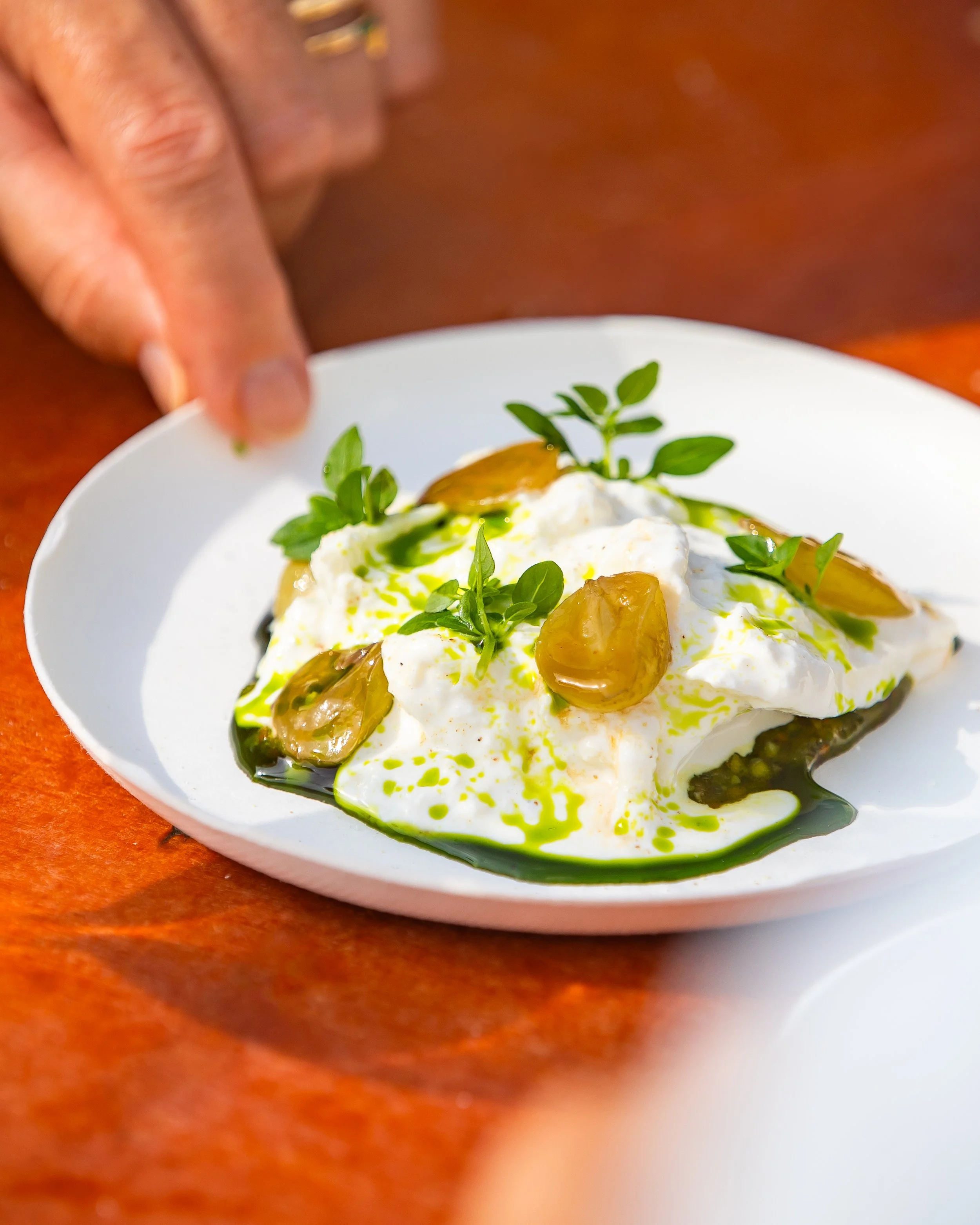 Een zintuiglijk en innovatief gerecht boordevol ziel, bereid door Michelinchef Wouter van Laarhoven (Alma) voor het gastronomische festival Chefs in het Bos in het Amsterdamse Bos.