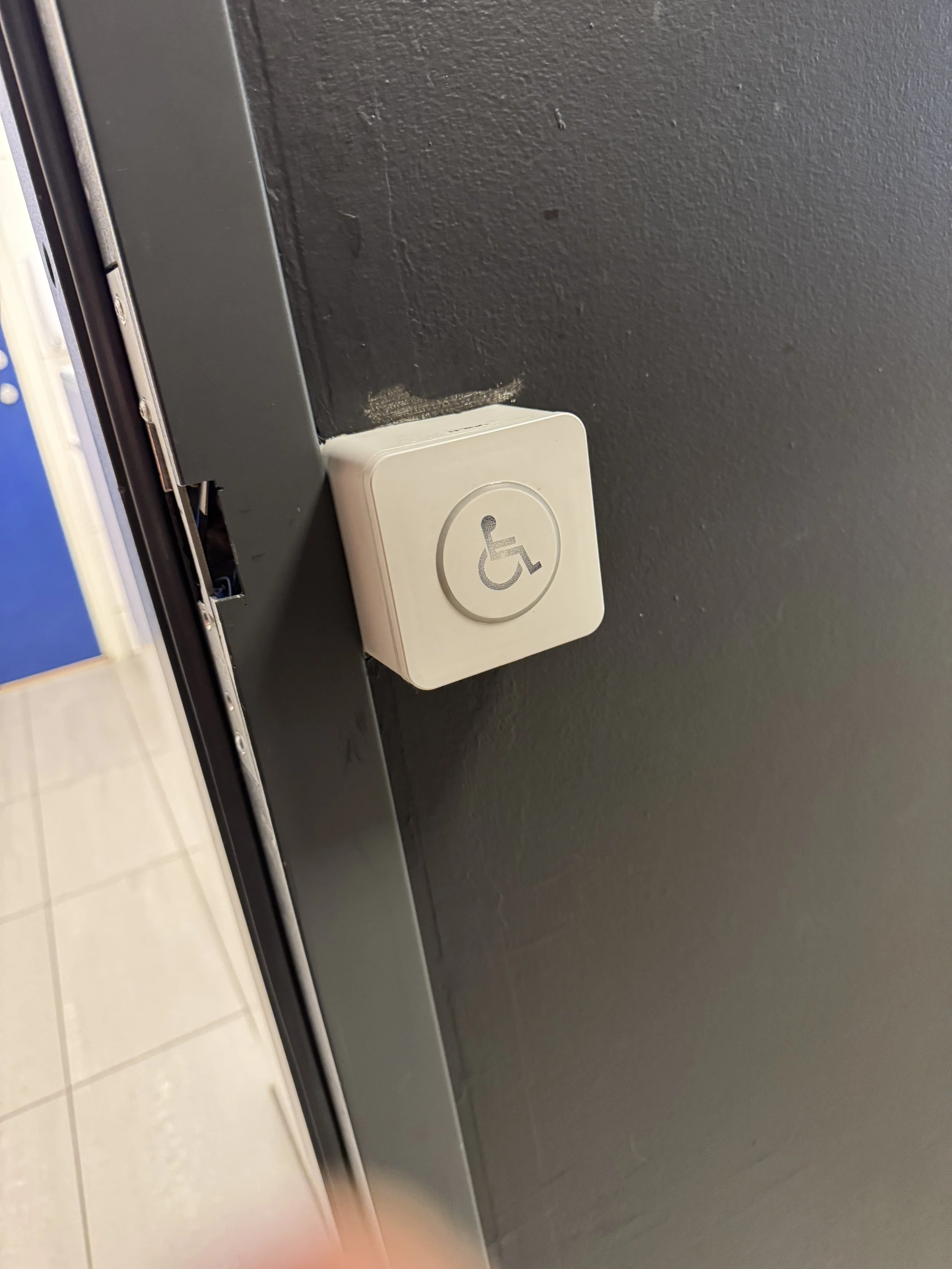 Handicap-tilpasset rampe inngang med knapp for tilgjengelighet.