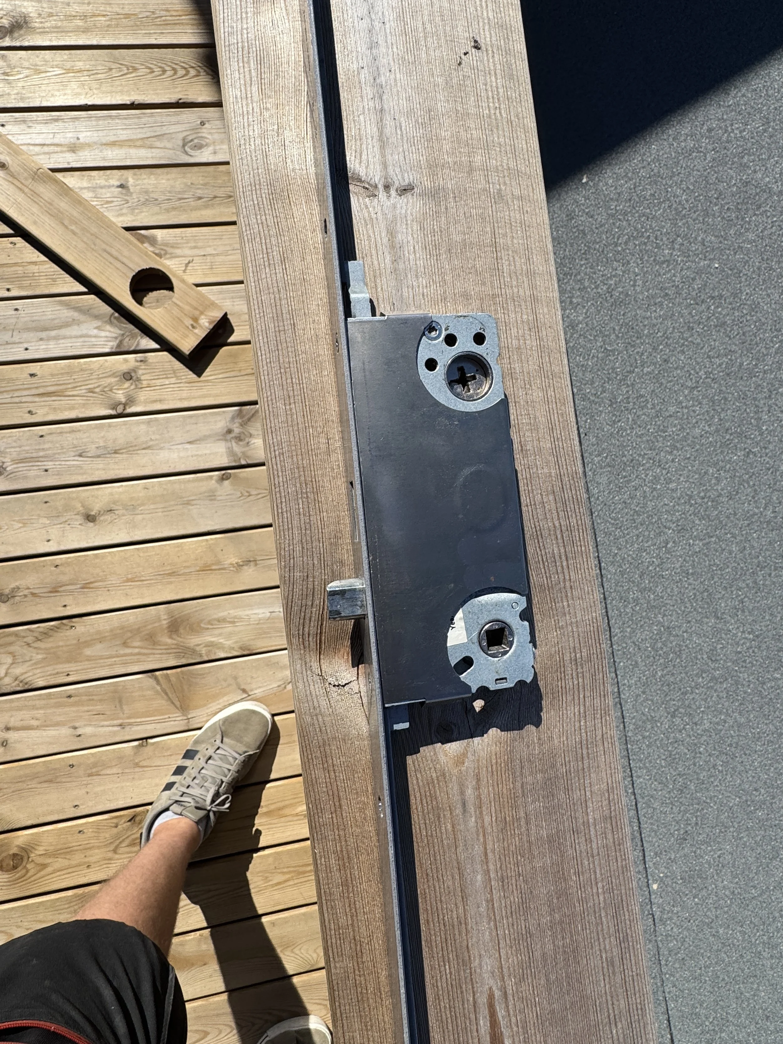 Dakackbarpe og deler av en treplattform med en person som bare ser foten.